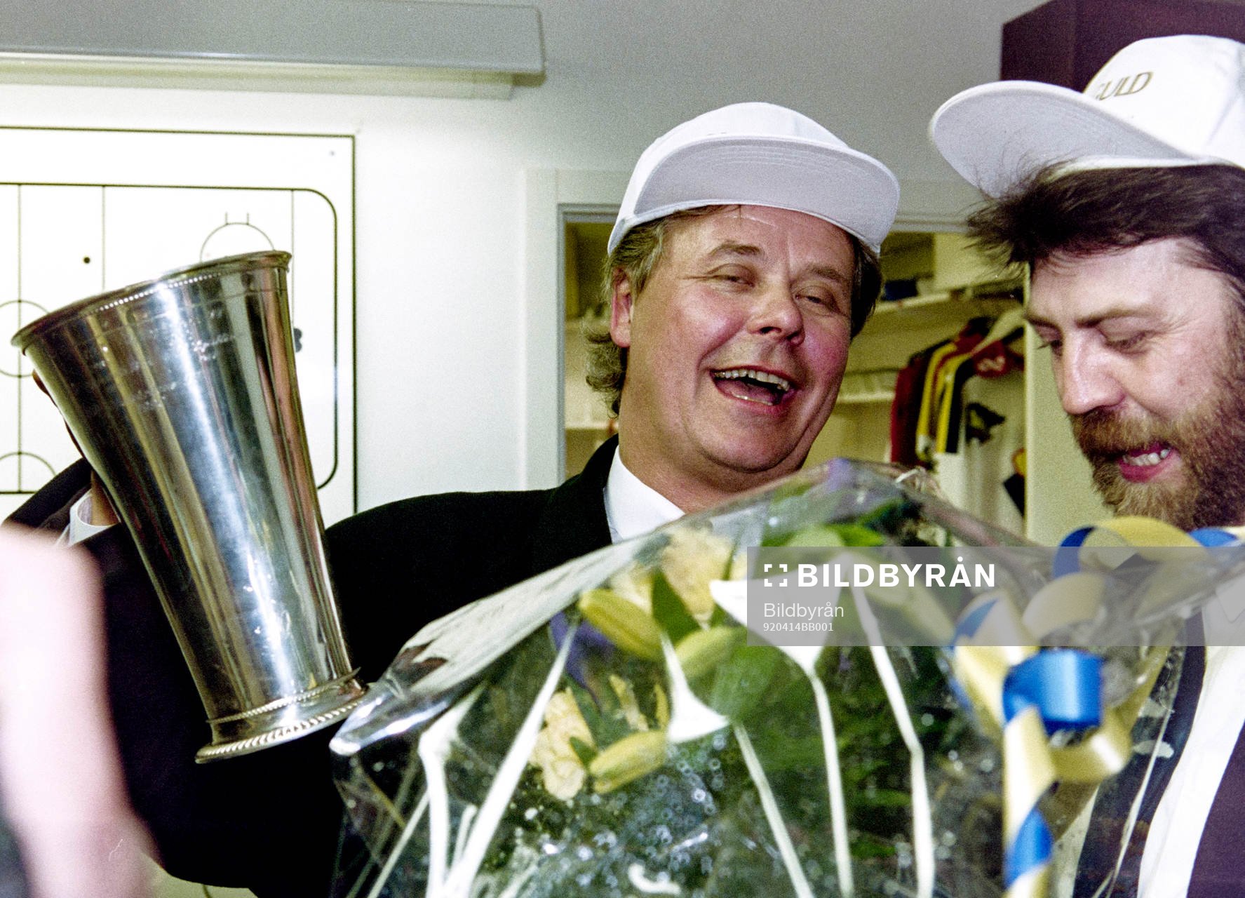 Percy Nilsson jublar med pokalen