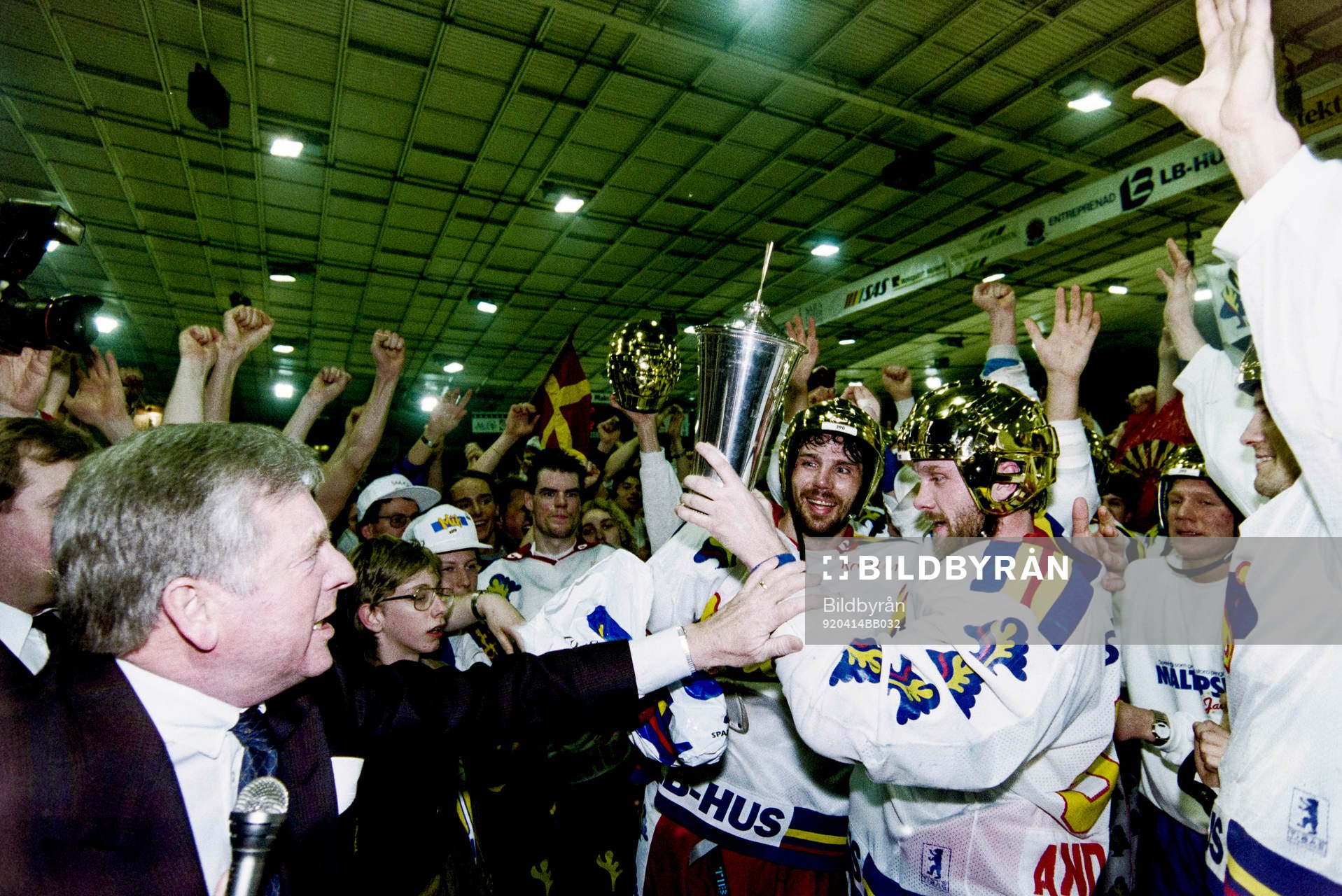 Malmös Mats Lusth och Peter Andersson tar emot pokalen av