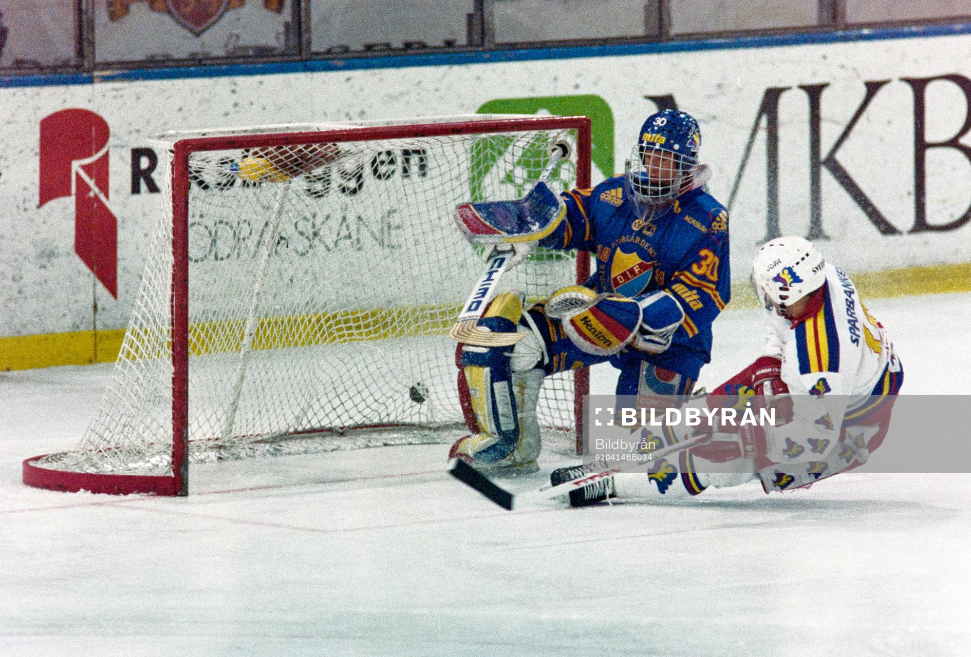 Pucken i mål bakom djurgårdens målvakt Peter Andersson