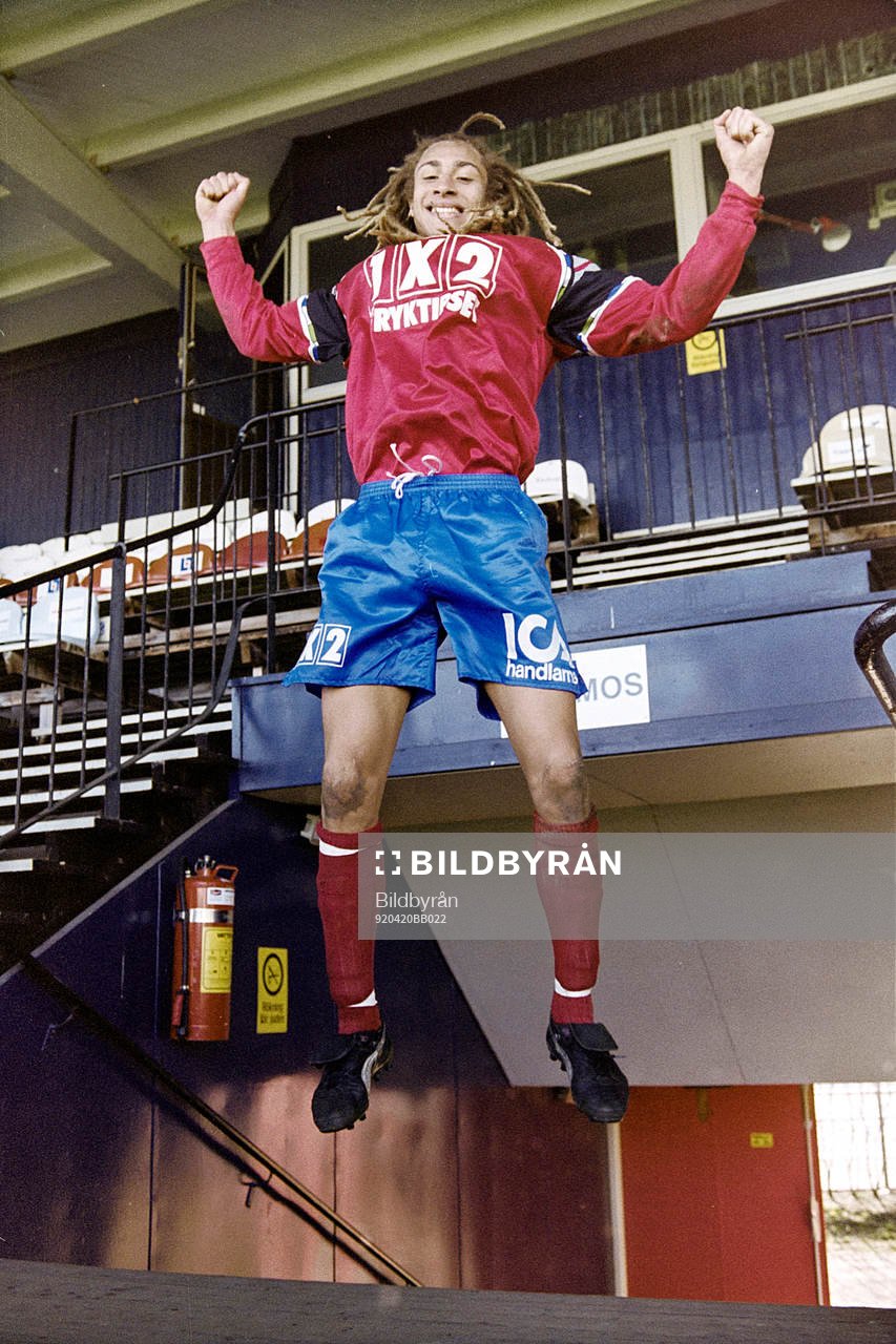  Tremålsskytten Henrik Larsson, Helsingborg jublar efter matchen.