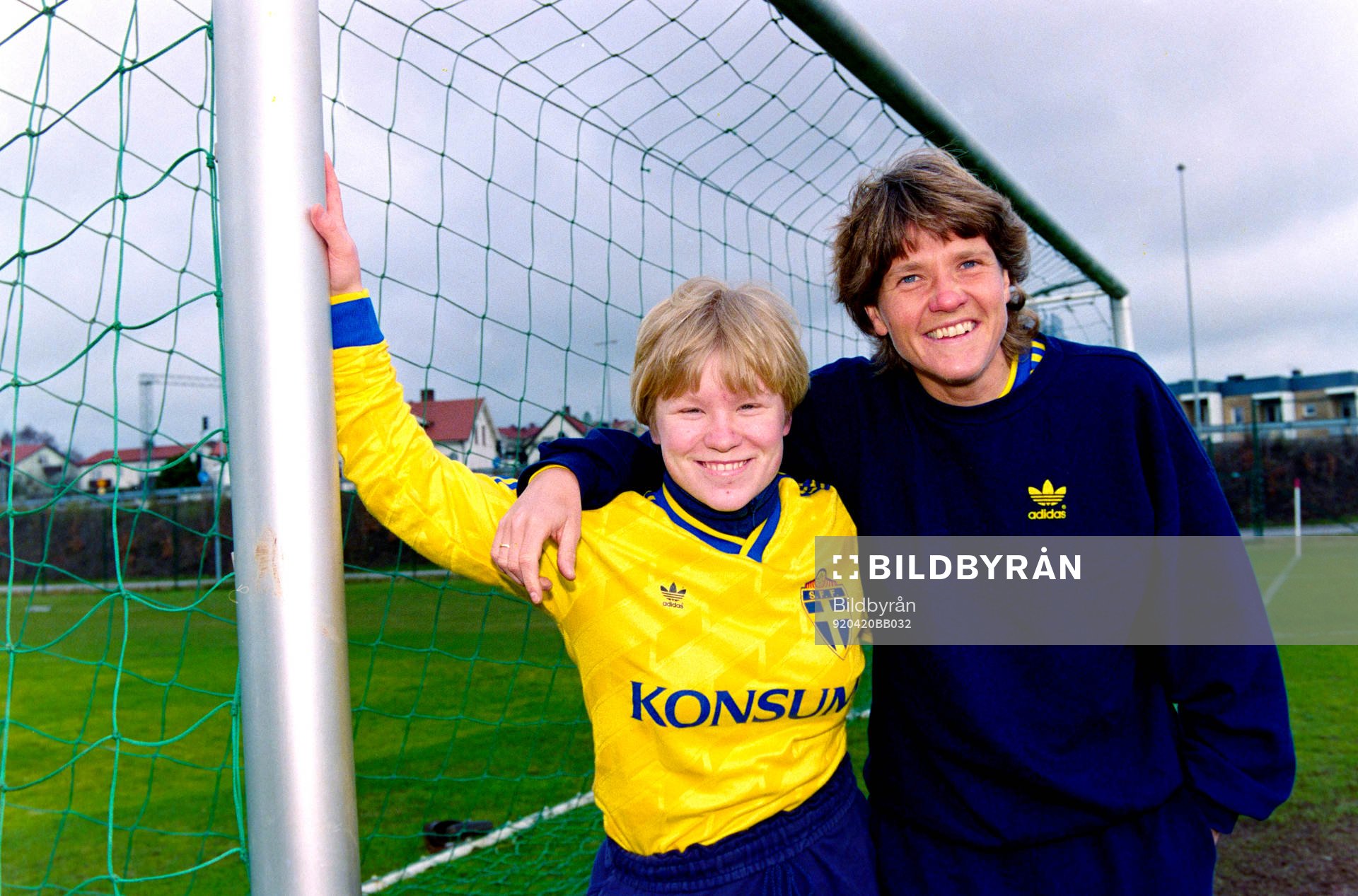 Tina Fröberg och Pia Sundhage, förbundskapten, Sverige