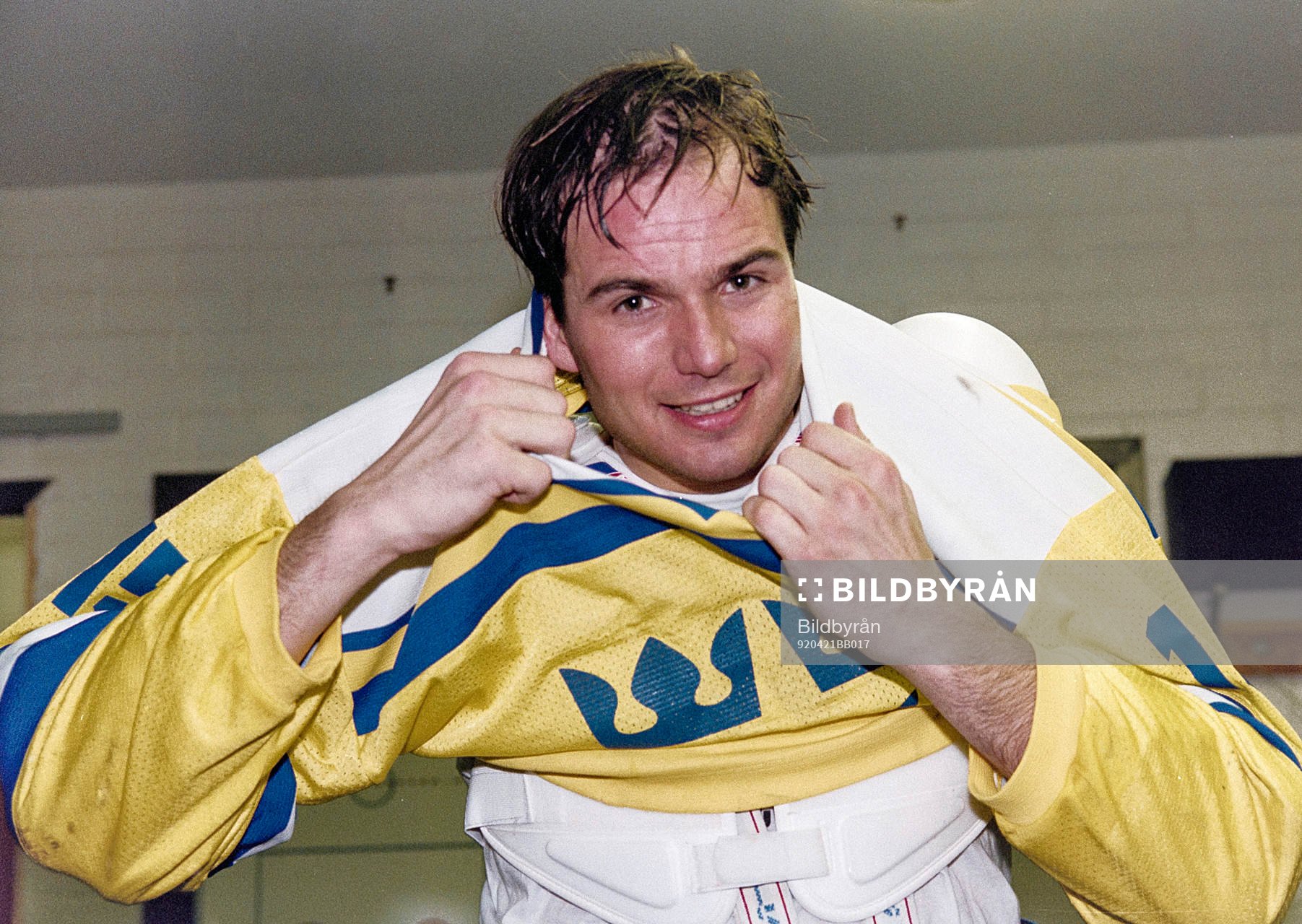 Patrik Carnbäck, Sverige, tar på sig matchtröjan