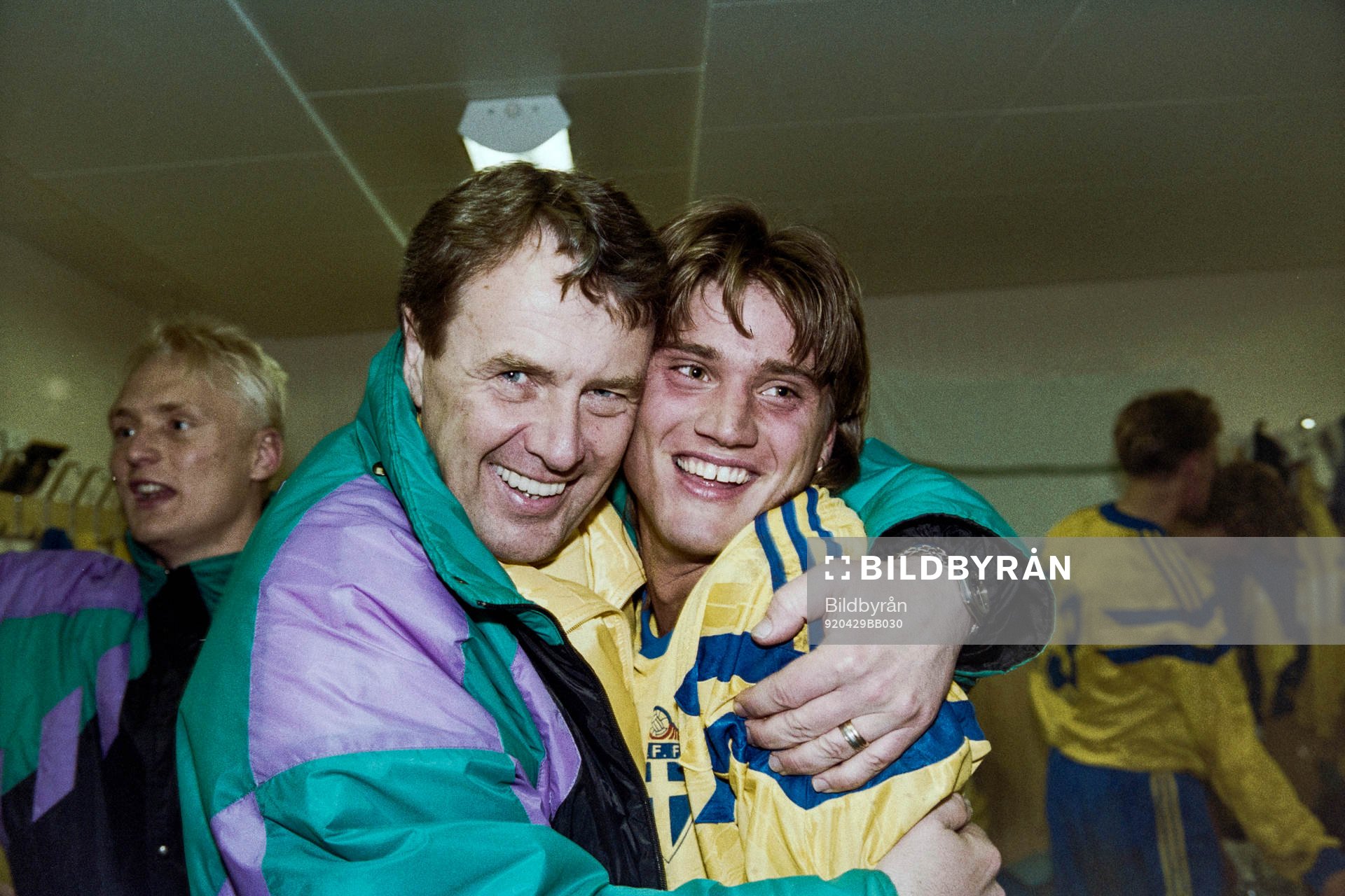 Nisse Andersson, förbundskapten kramar om Jonny Rödlund,