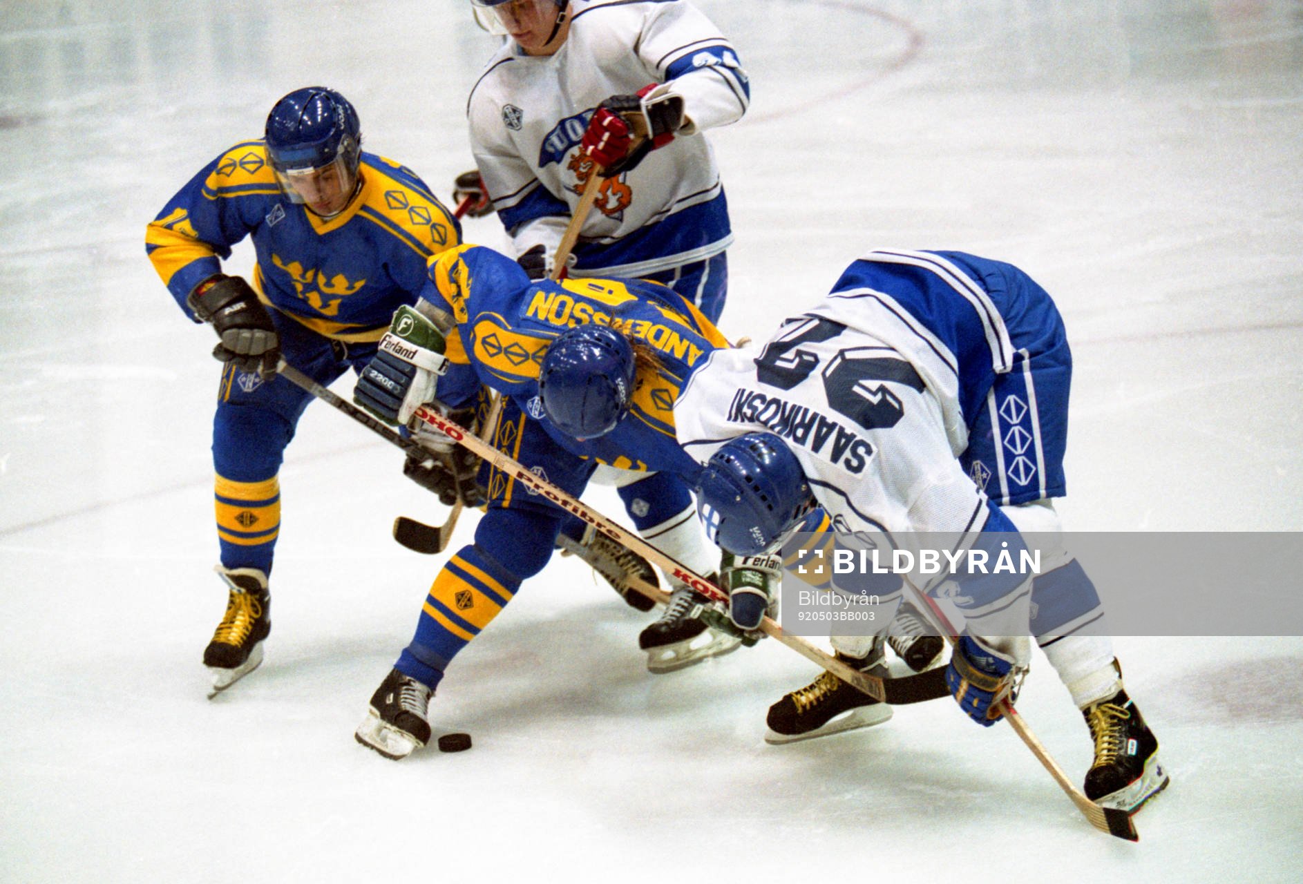 Mikael Andersson i kamp om pucken