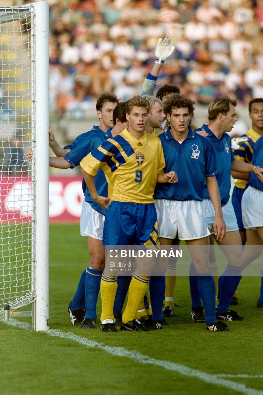 Niklas Gudmundsson, Sverige omgiven av italienare