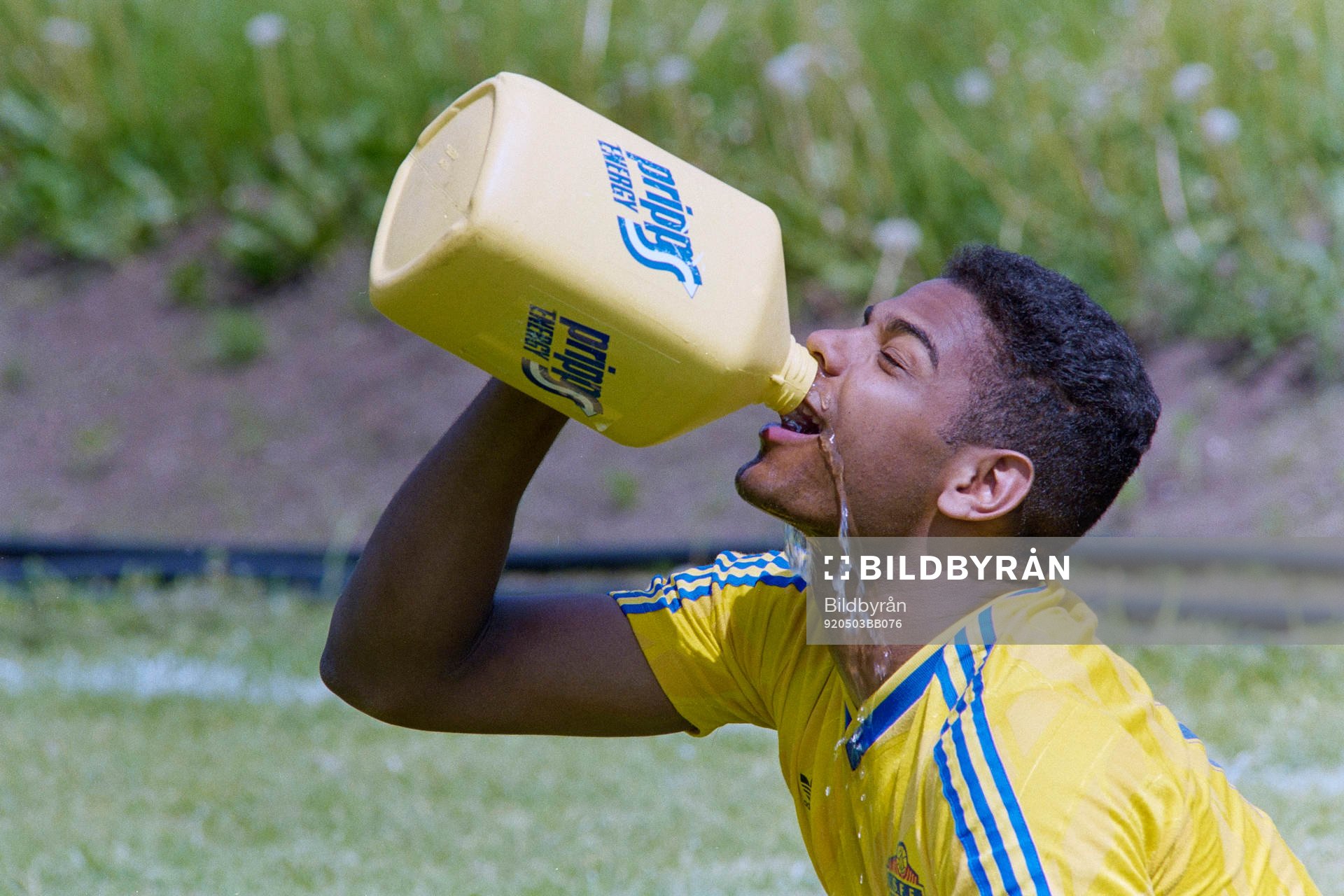 Pascal Simpson, Sverige,  dricker vatten ur en dunk
