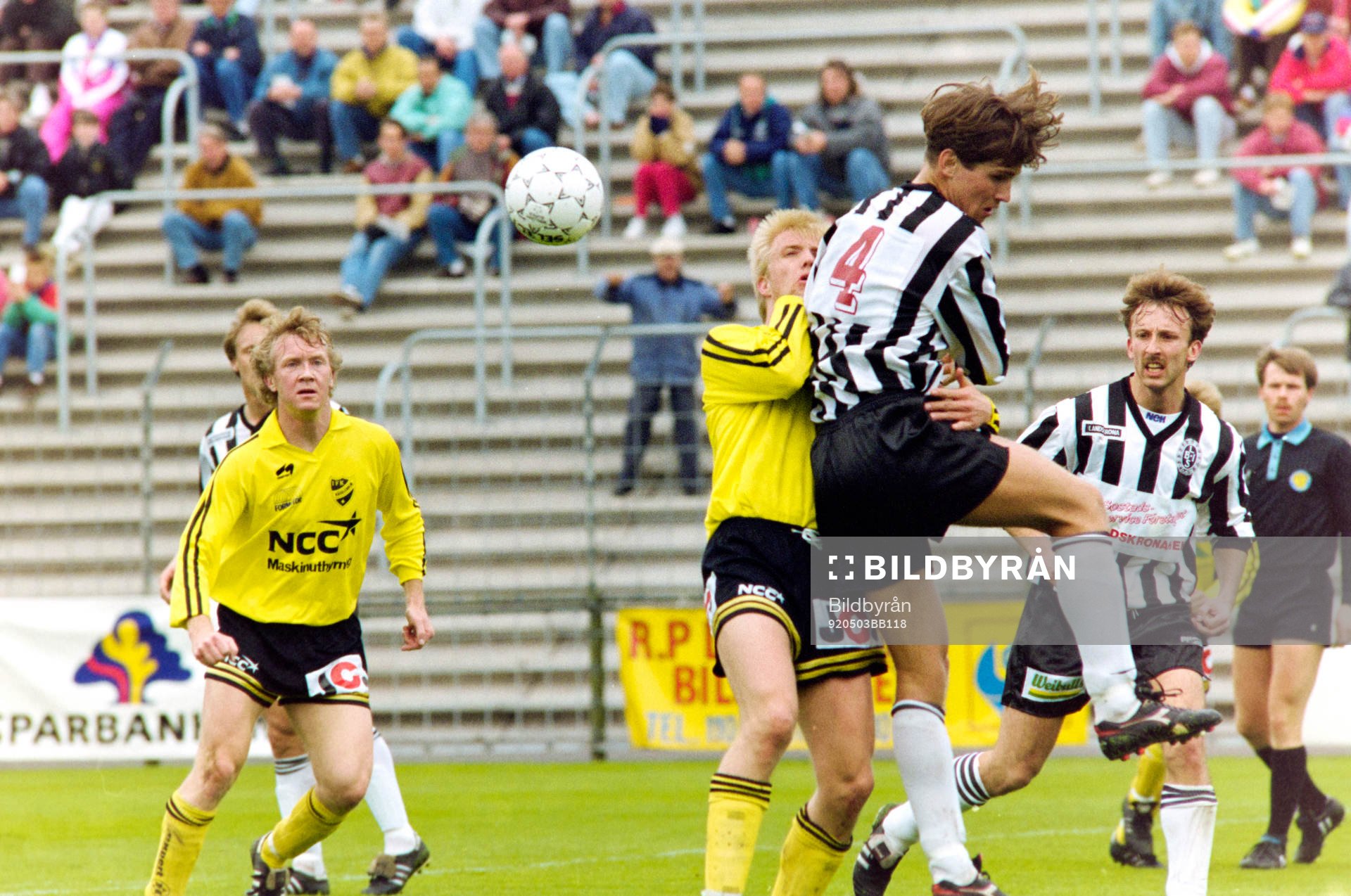 Fotboll, Div 1 Södra, Landskrona - IFK Hässleholm, 3-0: Percy Olsson, Hässleholm i kamp med landskronas Andreas Jakobsson.
