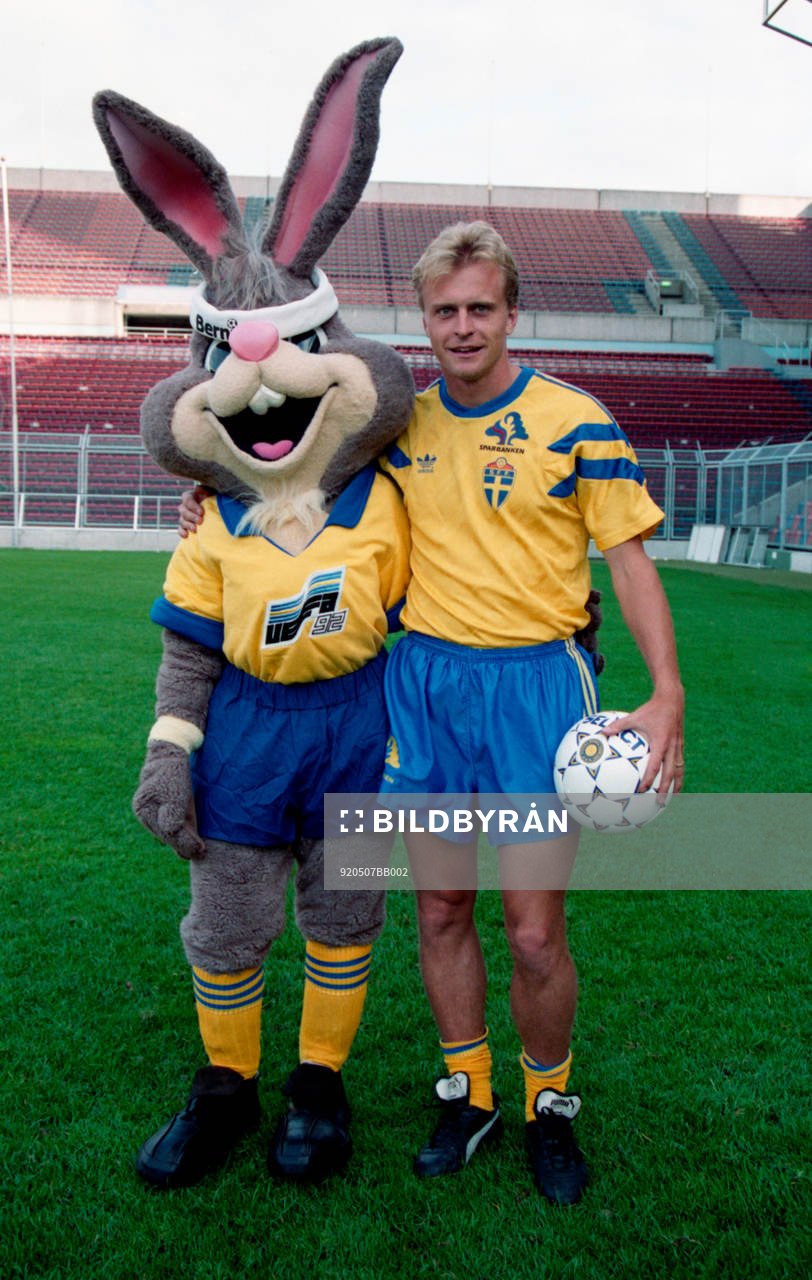 Maskot Bernie och Jonas Thern, Sverige