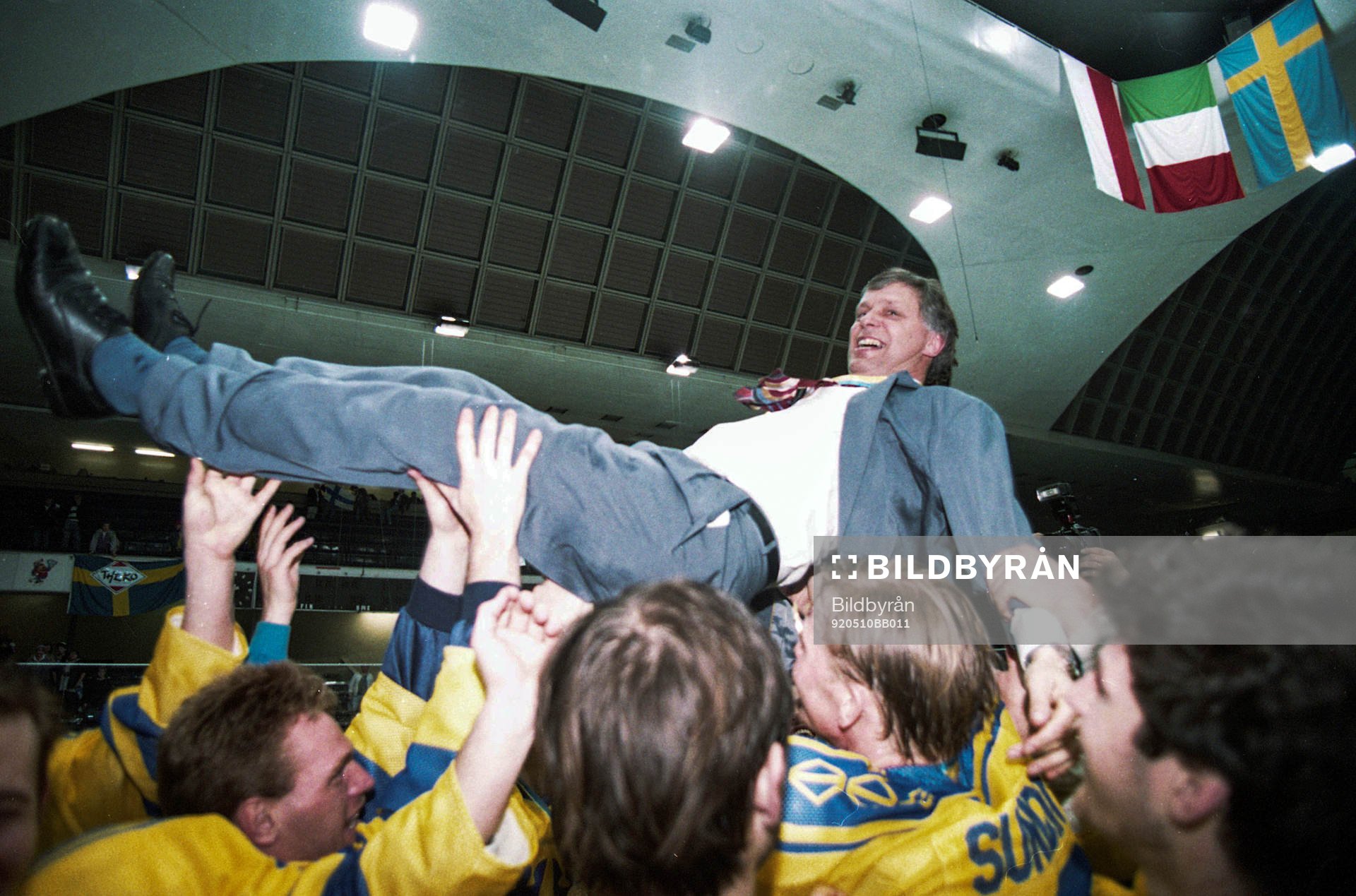 Conny Evensson, förbundskapten, Sverige hissas av spelarna