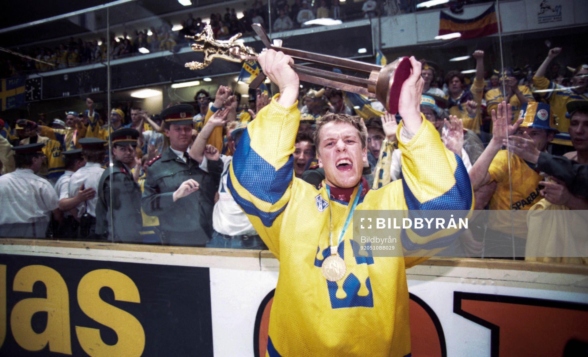 Sveriges målvakt Tommy Söderström med VM-pokalen