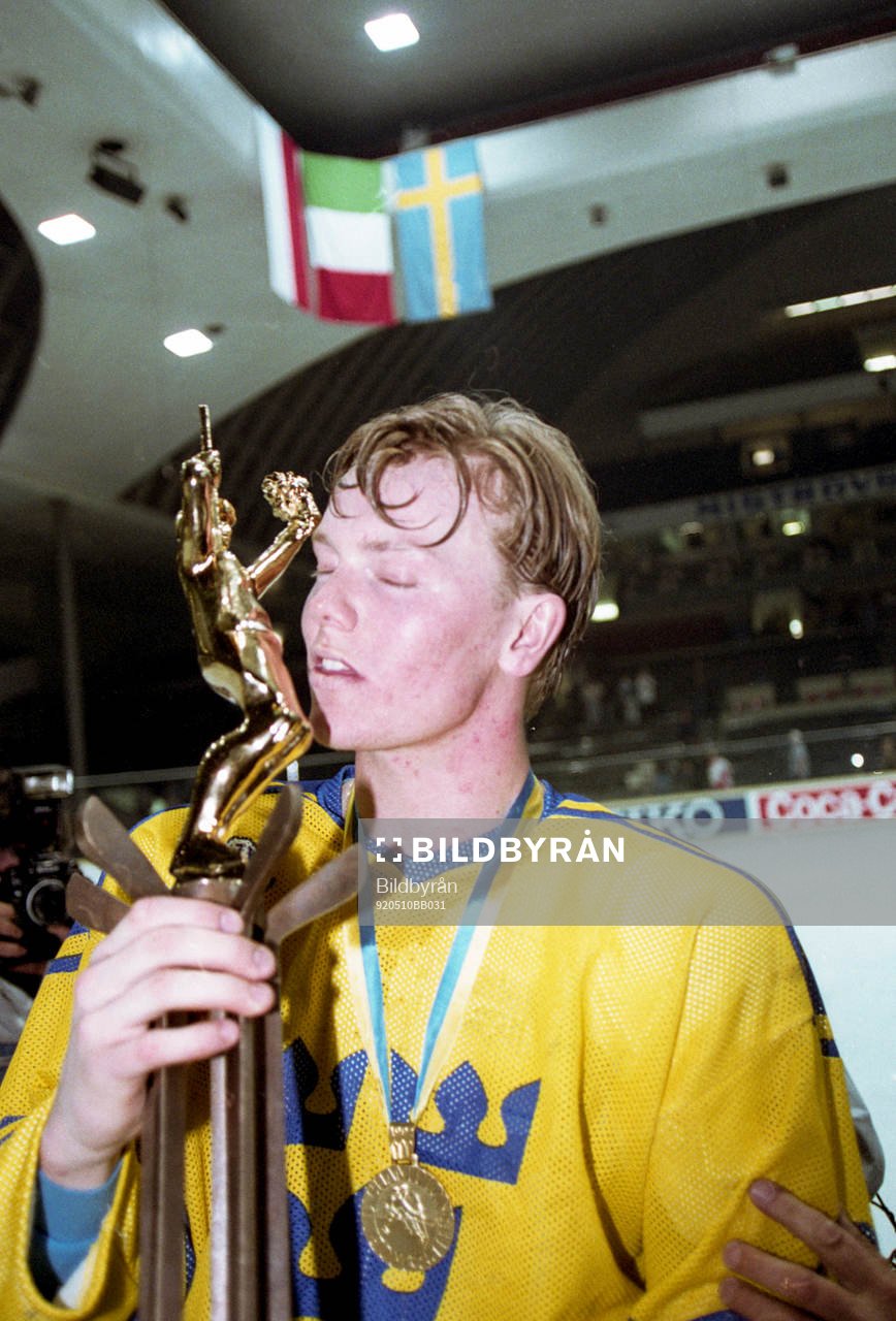 Mats Sundin kysser VM-pokalen