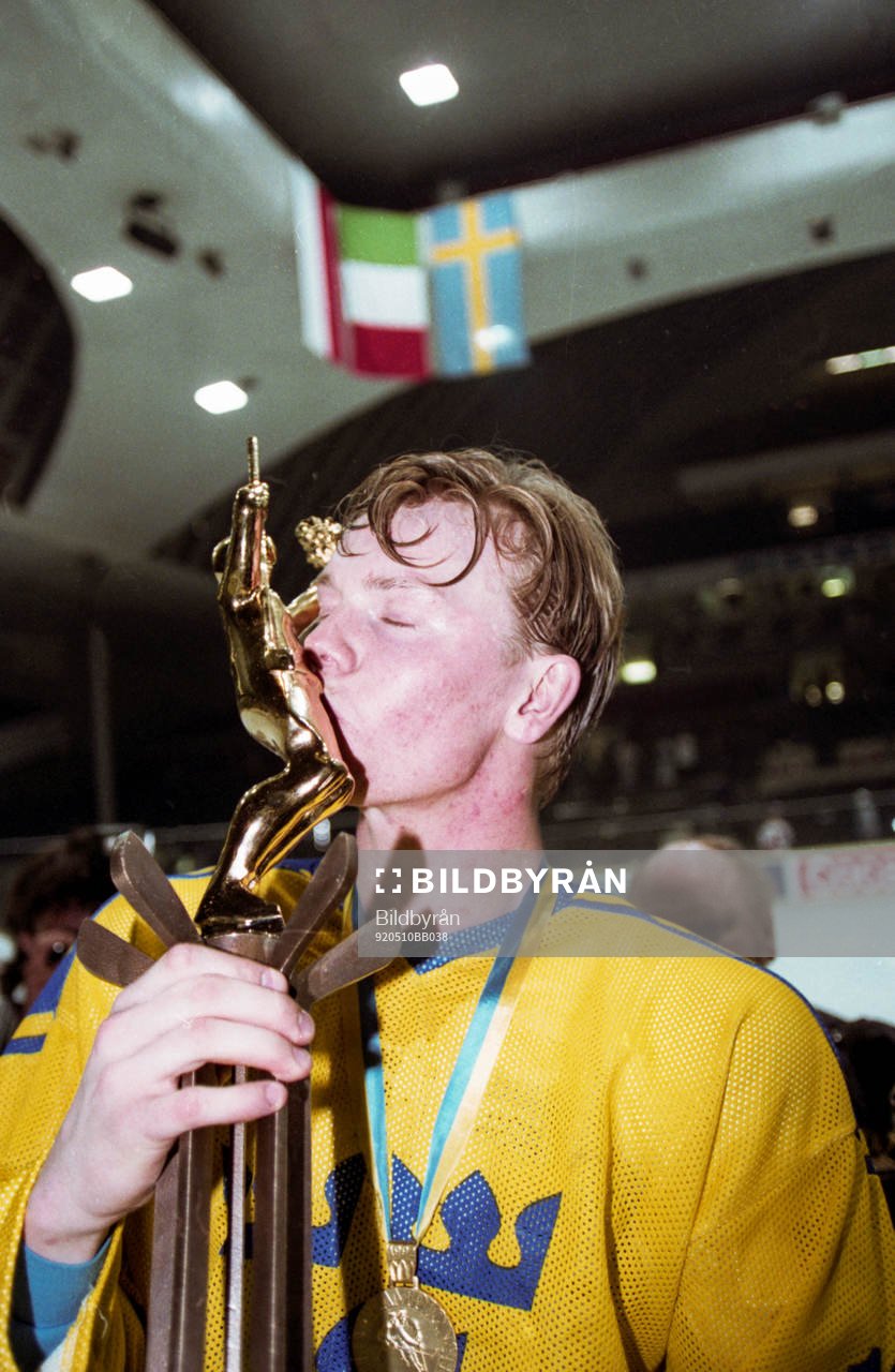 Mats Sundin kysser VM-pokalen