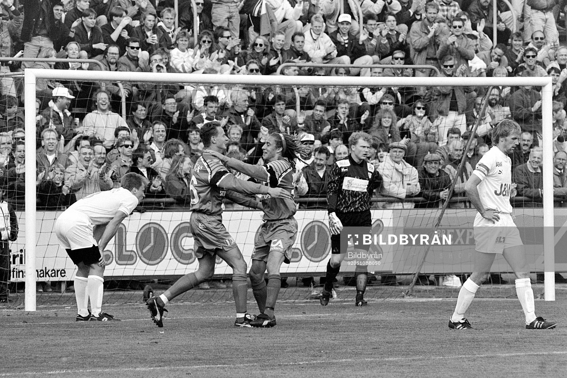 Mikael Ragvald och Henrik Larsson, Helsingborg, jublar
