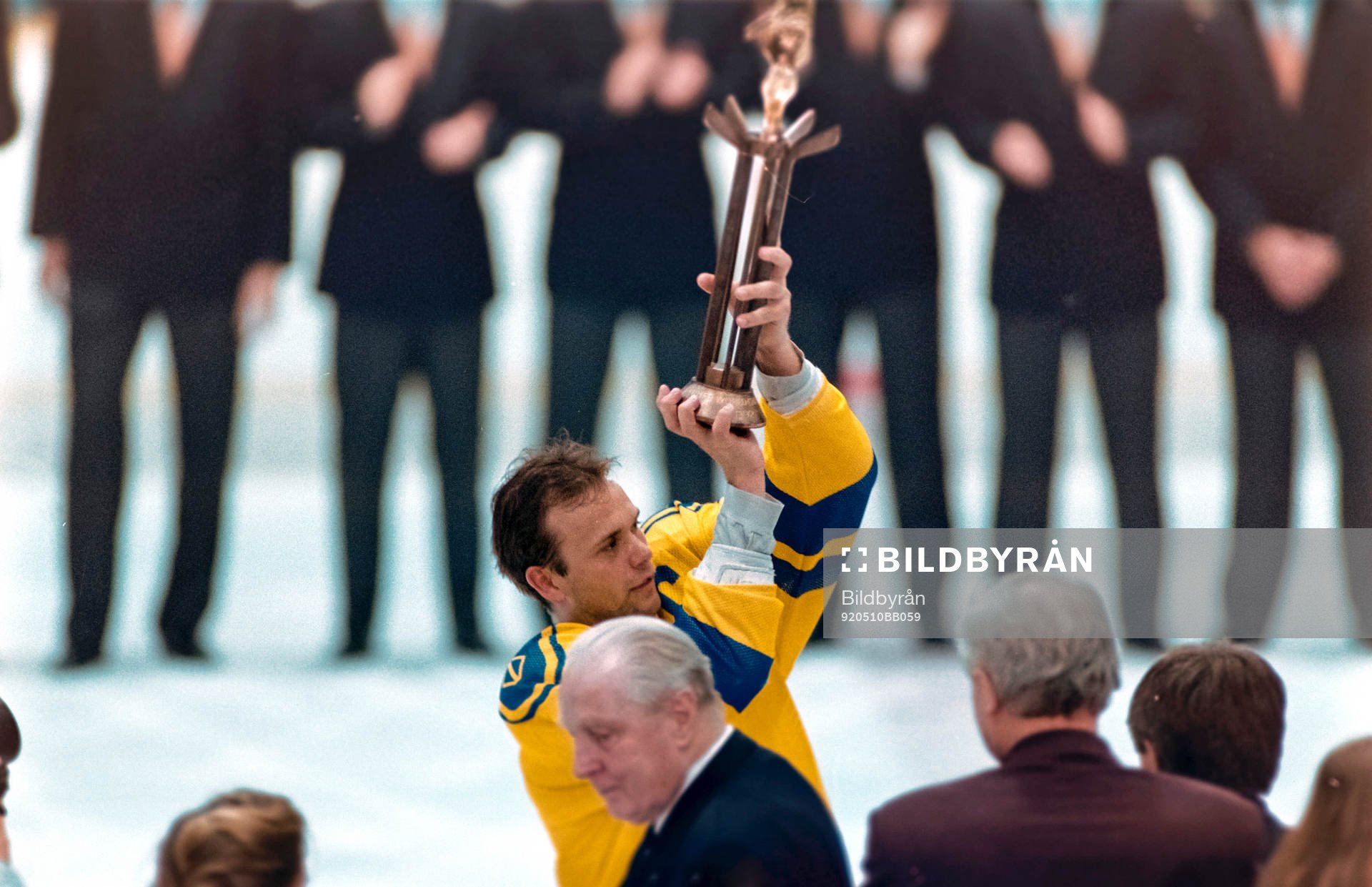 Sveriges lagkapten Tommy Sjödin med pokalen