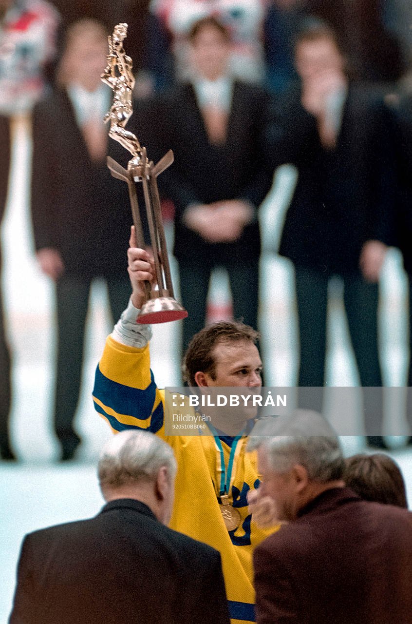 Sveriges lagkapten Tommy Sjödin med pokalen