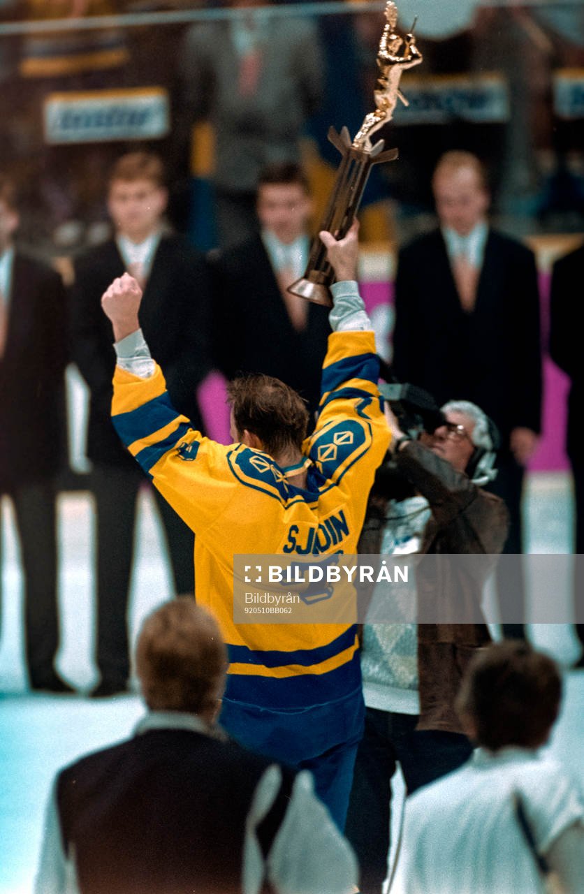 Sveriges lagkapten Tommy Sjödin med pokalen