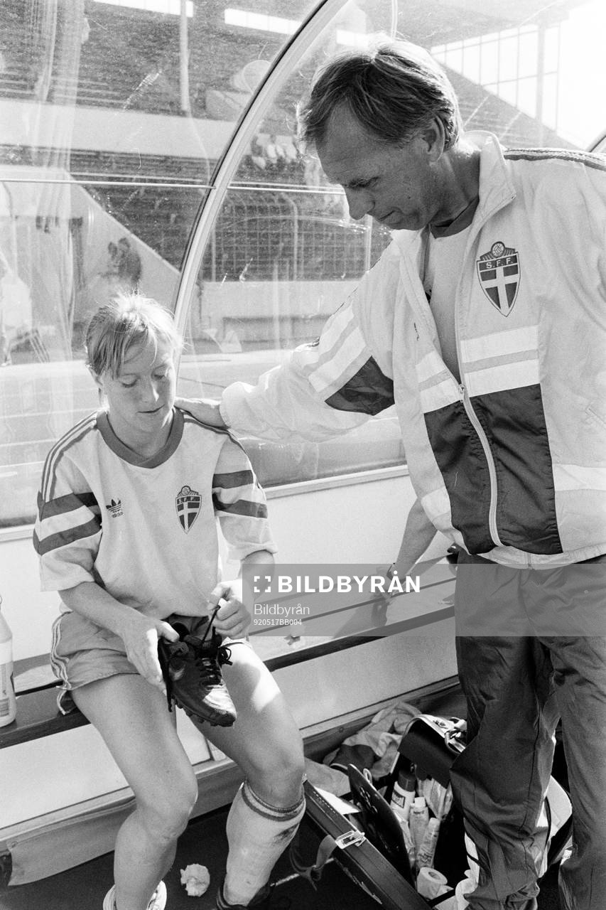  Helen Johansson gratuleras till målet av förbundskapten Bengt Simonsson, Sverige.