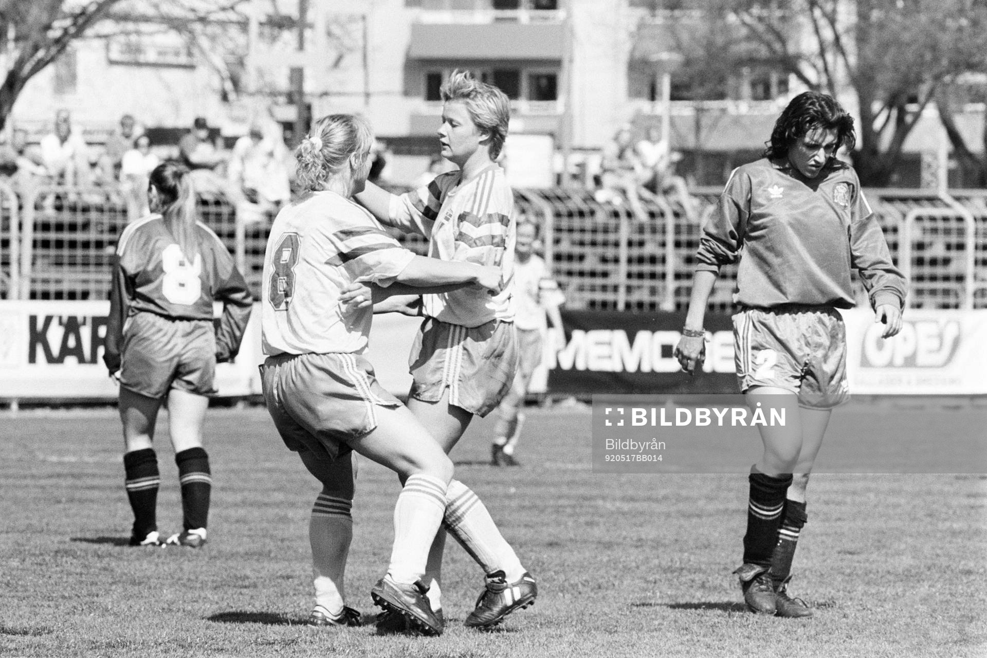 Helen Johansson och Anneli Andelén, Sverige jublar