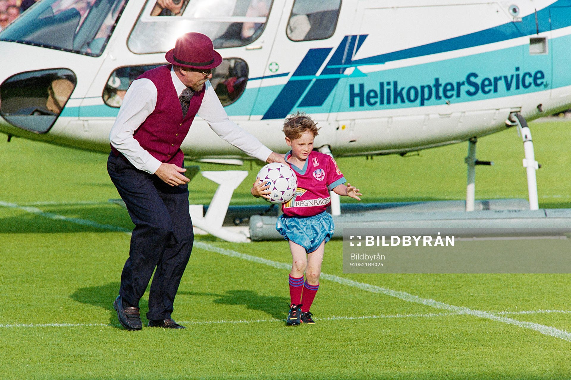 Matchbollen levererades av en en liten knatte och helikopter