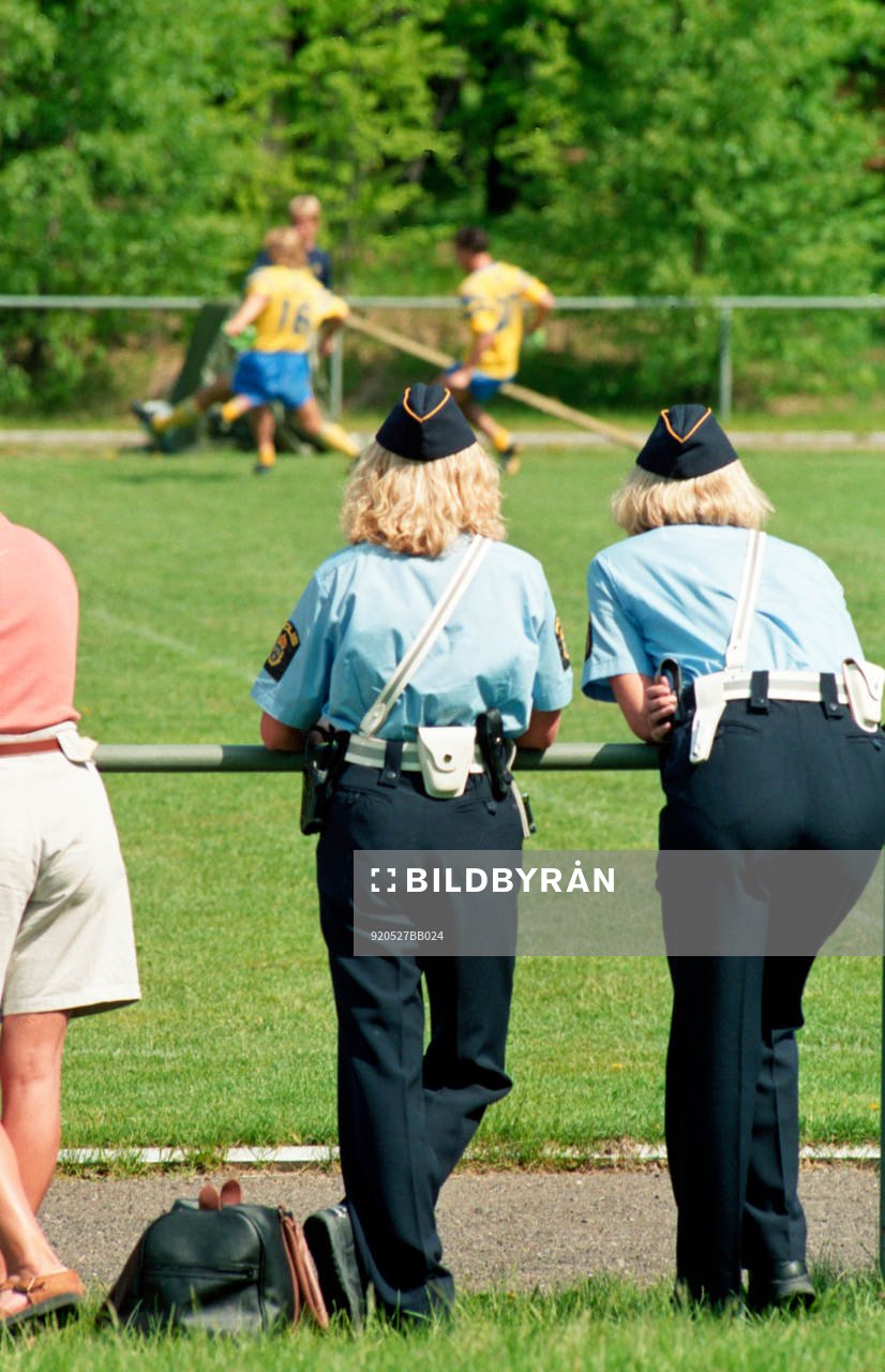 Två kvinnliga poliser övervakar träningen