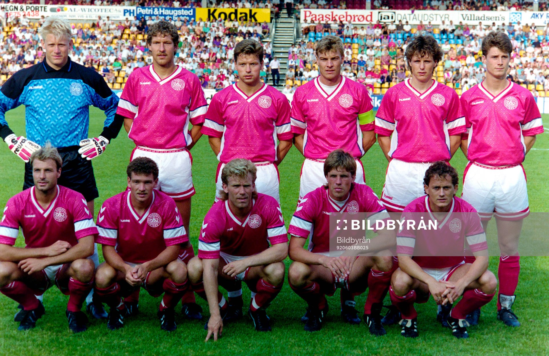 Fotboll, Danmark - OSS, 1-1: Danmarks startelva med bl.a Peter Schmeichel, målvakt, Lars Olsen, Flemming Povlsen, Brian Laudrup och John Jensen.