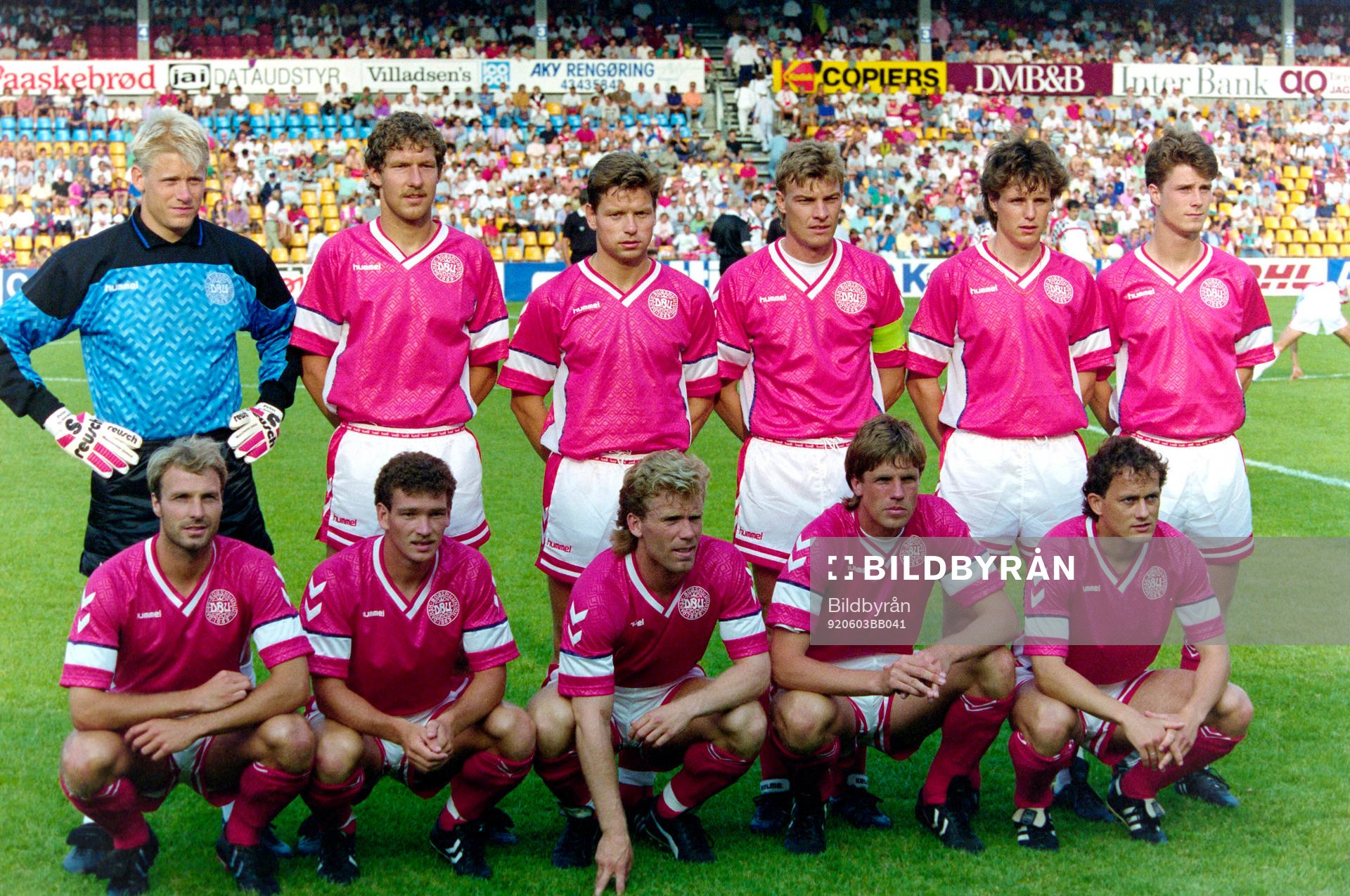 Fotboll, Danmark - OSS, 1-1: Danmarks startelva med bl.a Peter Schmeichel, målvakt, Lars Olsen, Flemming Povlsen, Brian Laudrup och John Jensen.