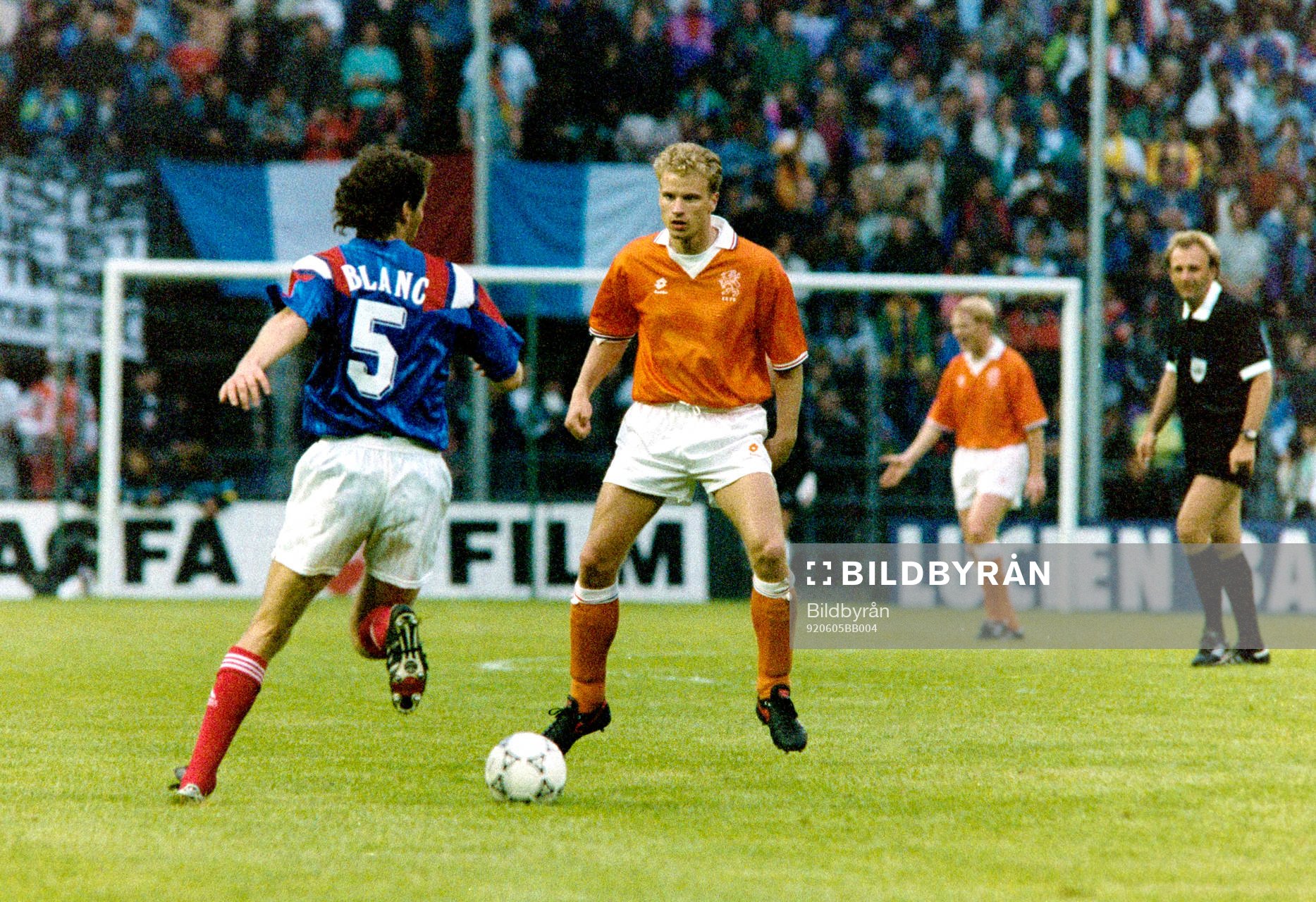 Laurent Blanc, Frankrike med bollen och Dennis Bergkamp,