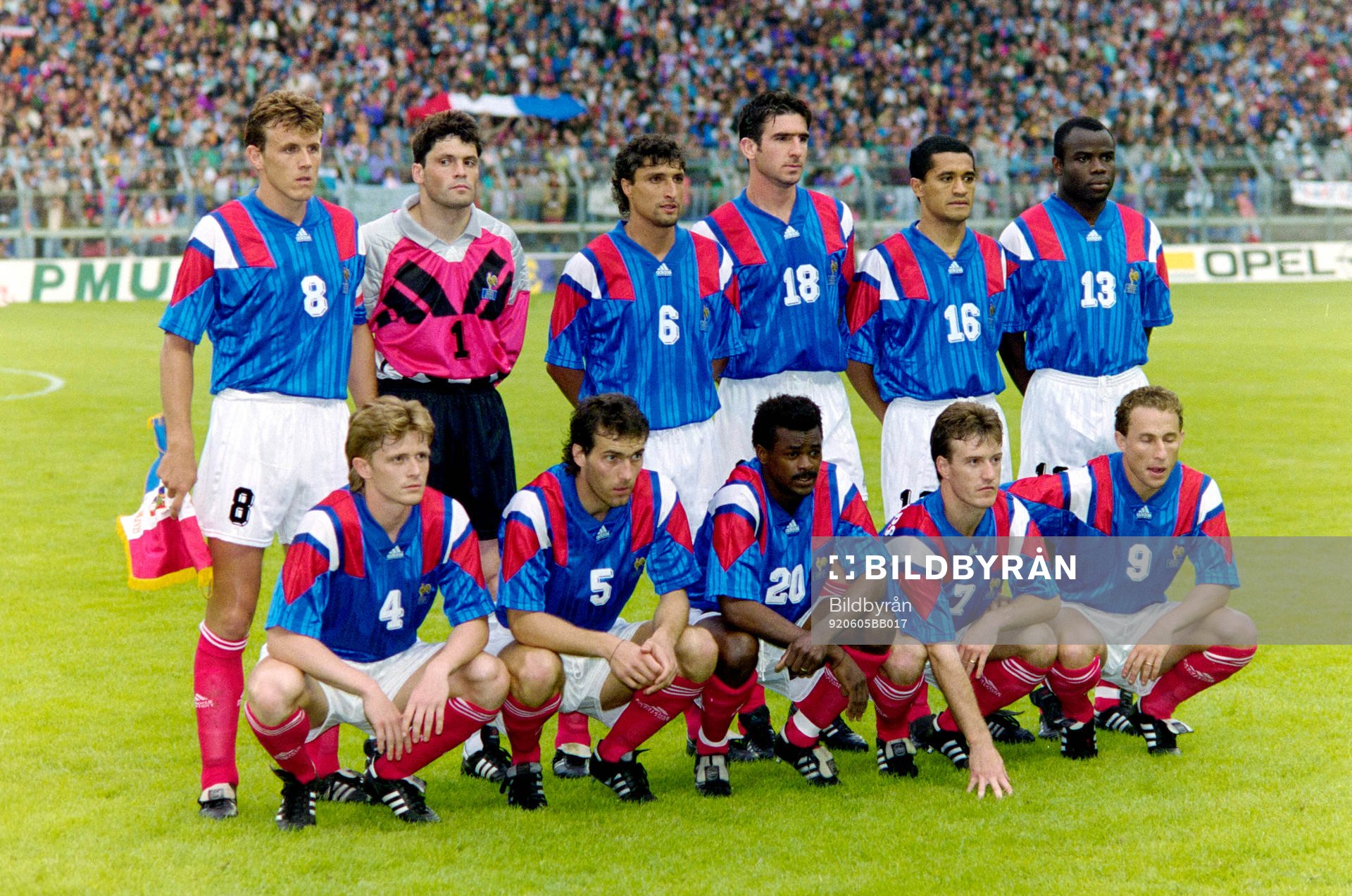 Fotboll, Frankrike - Holland, 1-1: Startelva bakre fr.v. Franck Sauzee, Bruno Martini, målvakt, Bernard Casoni, Eric Cantona, Pascal Vahirua, Basile Boli. Främre fr.v. Emmanuel Petit, Laurent Blanc, Jocelyn Angloma, Didier Deschamps och Jean Piern Papin, Frankrike