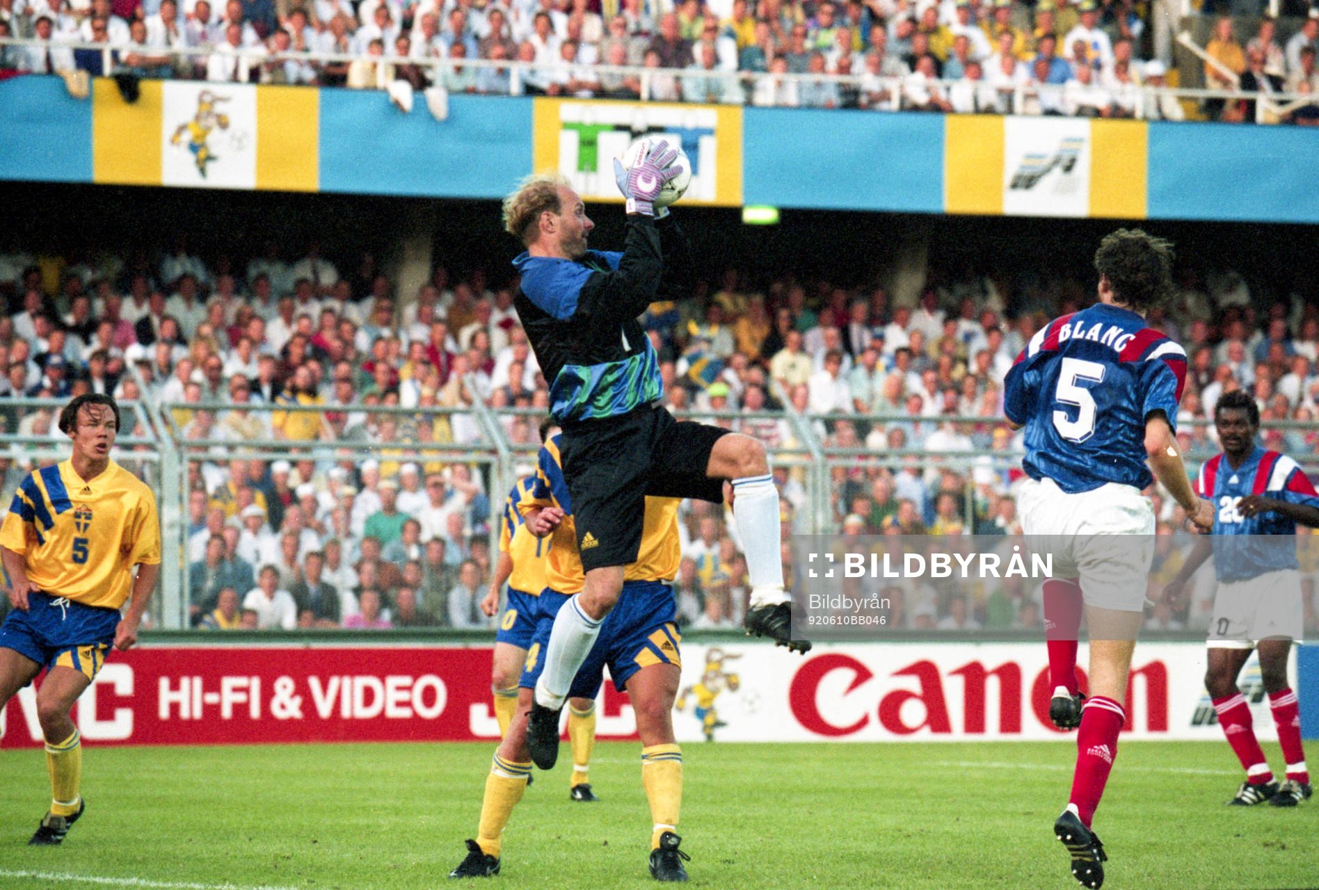 Thomas Ravelli, målvakt, Sverige, räddar bollen i luften