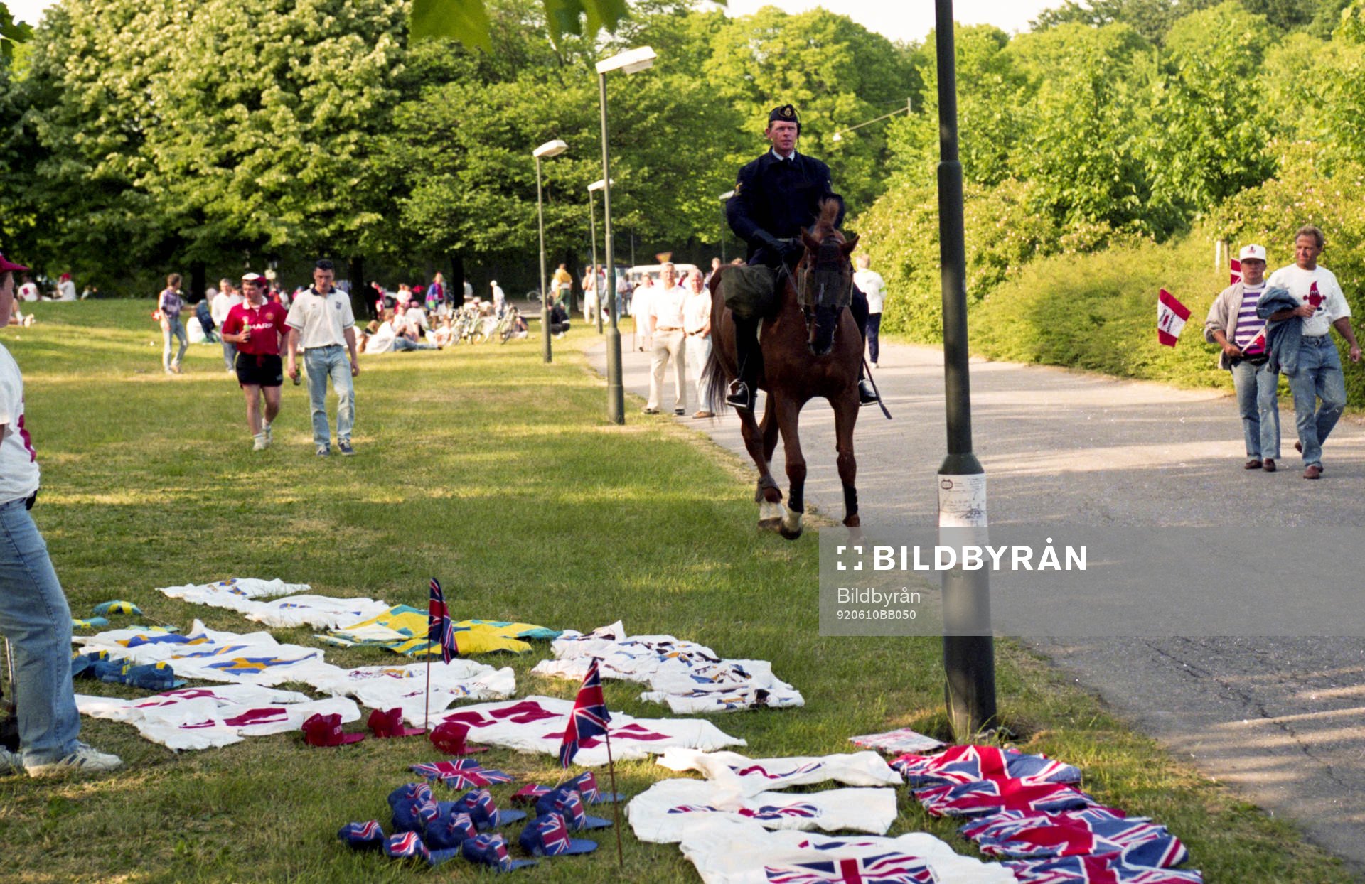En ridande häst patrullerar runt i en park