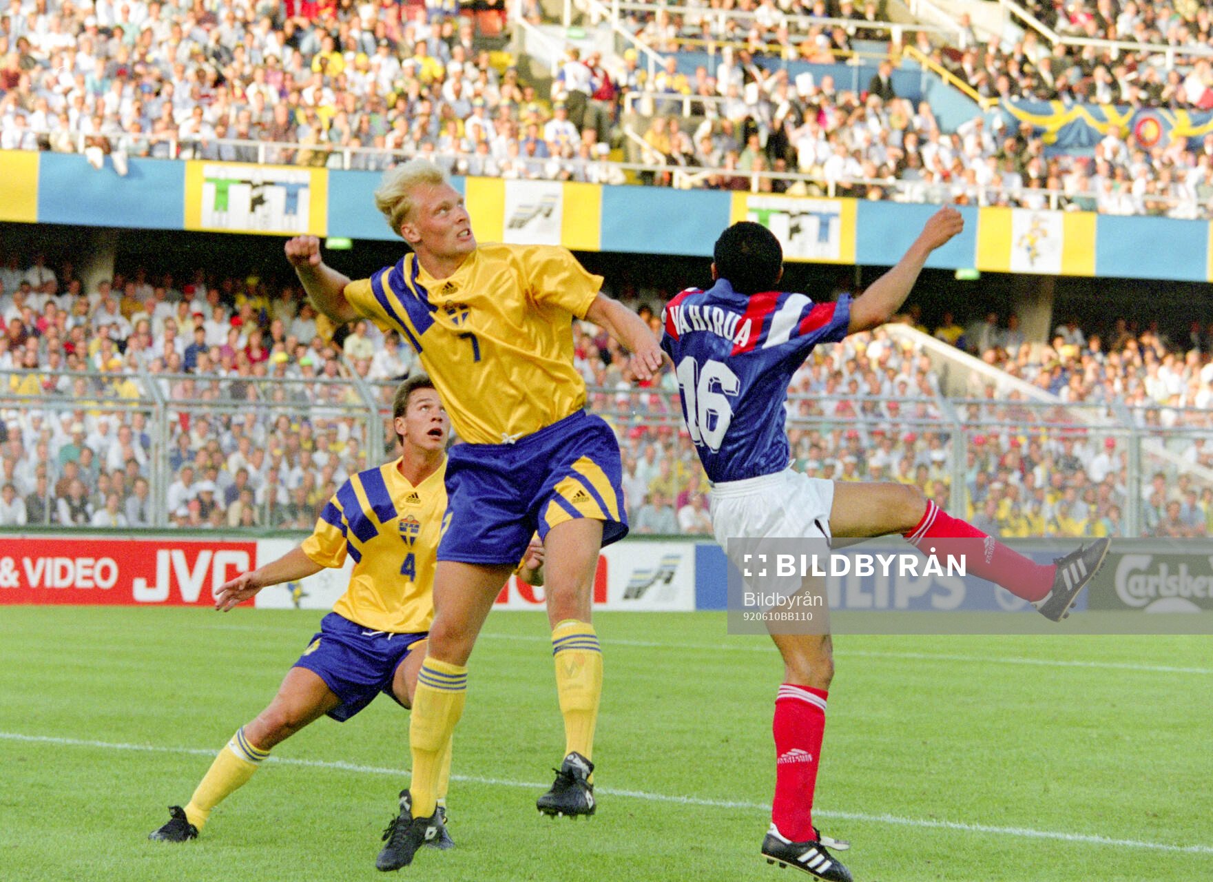 Swedens Klas Ingesson (C) and Patrik Andersson against