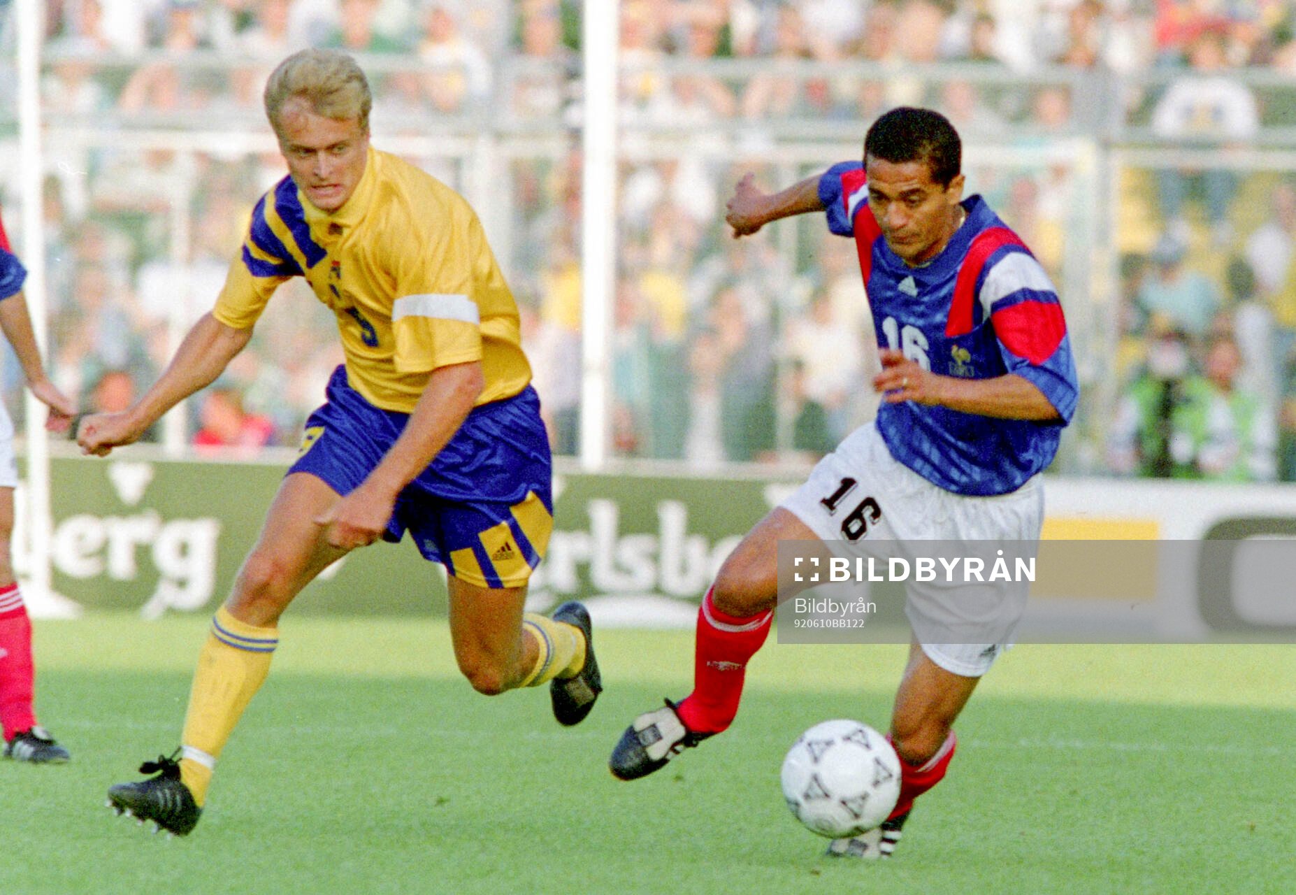 Pascal Vahirua of France against Jonas Thern of Sweden