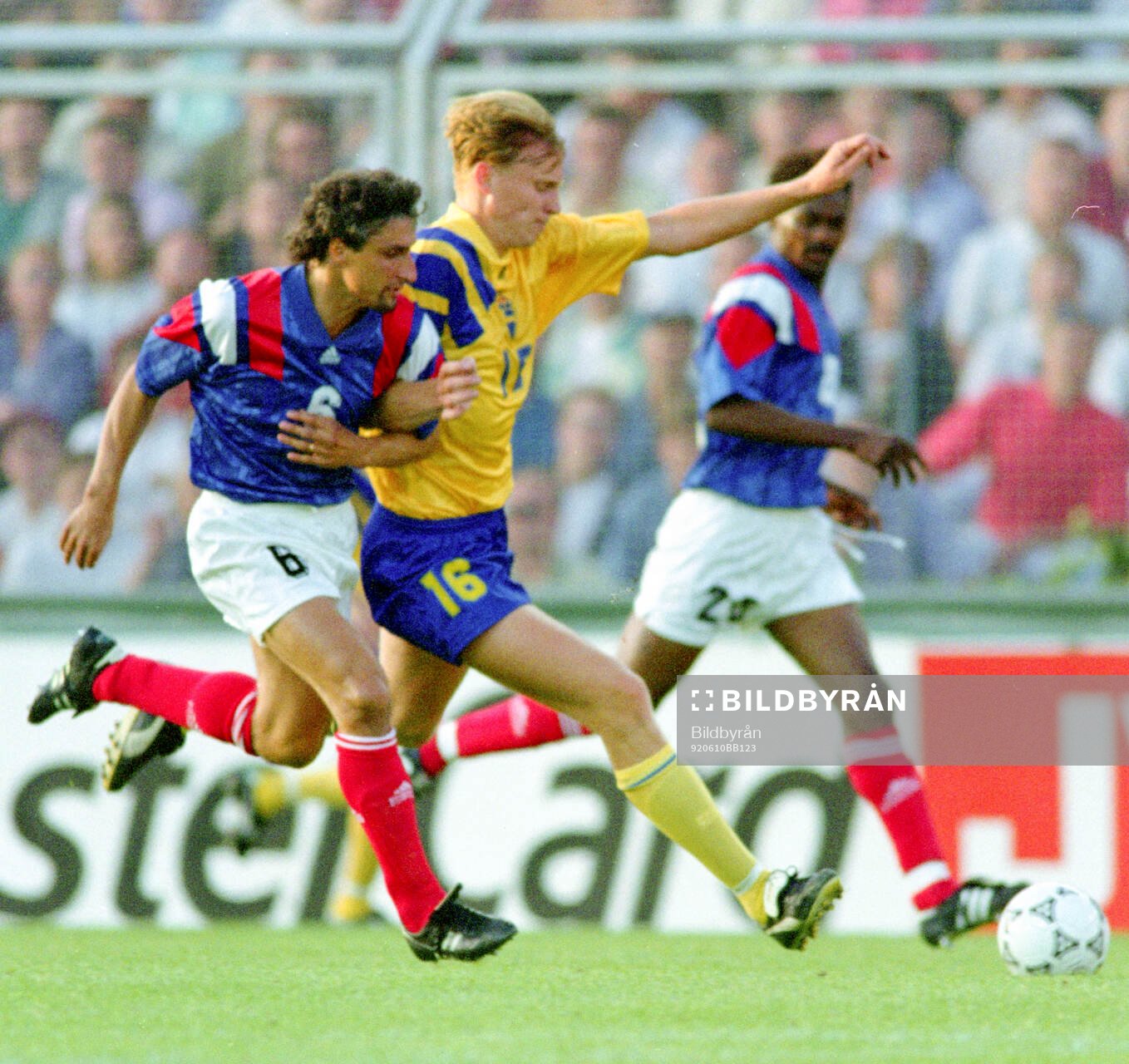 Kennet Andersson of Sweden against Bernard Casoni  of France
