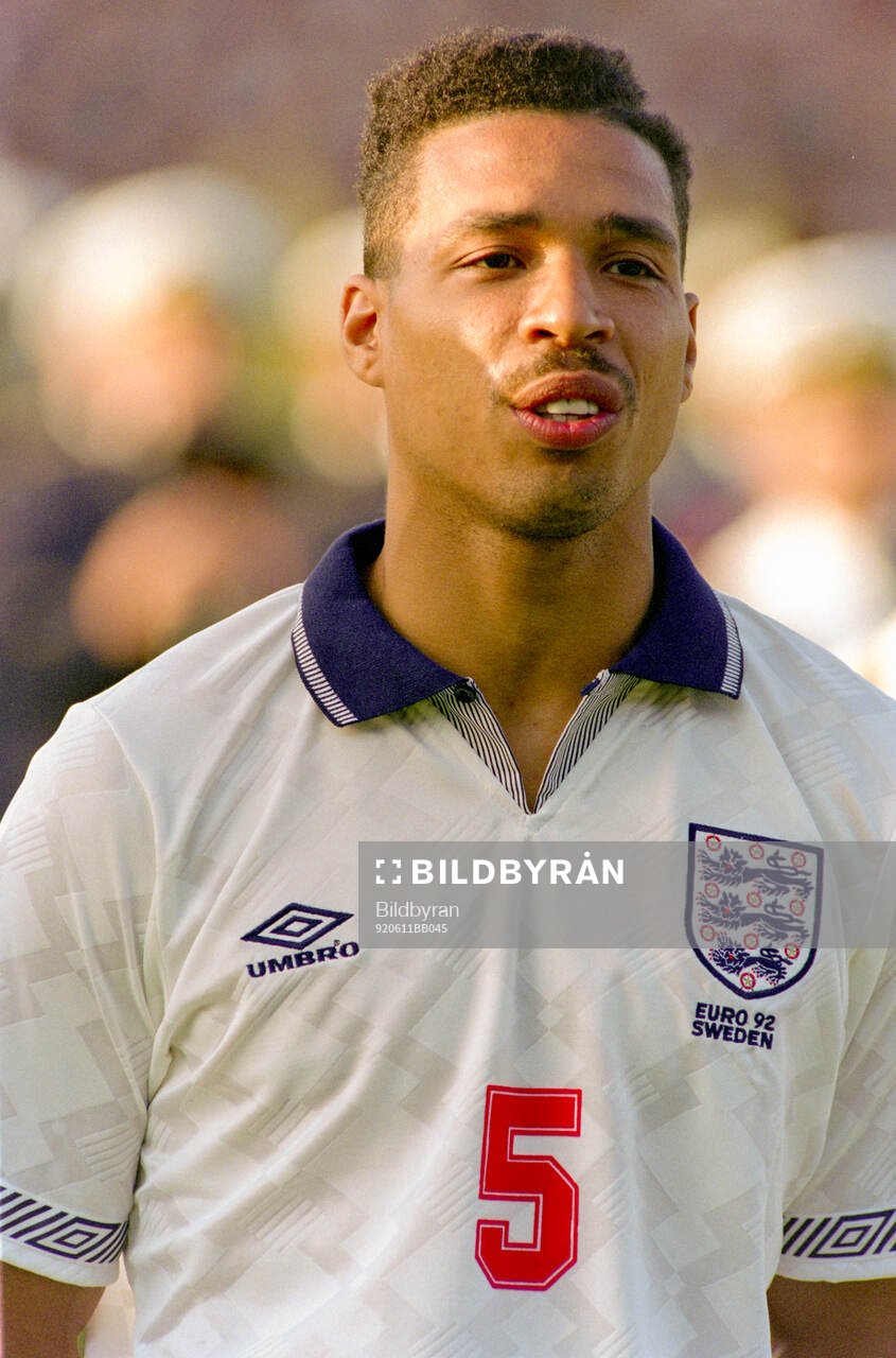 Englands Des Walker singing the national anthem