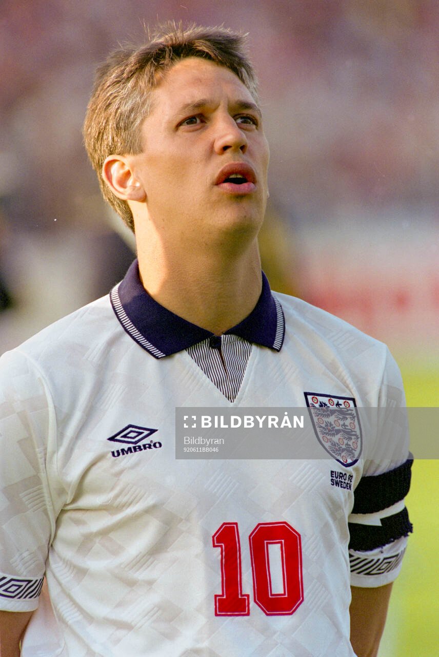Englands Gary Lineker singing the national anthem