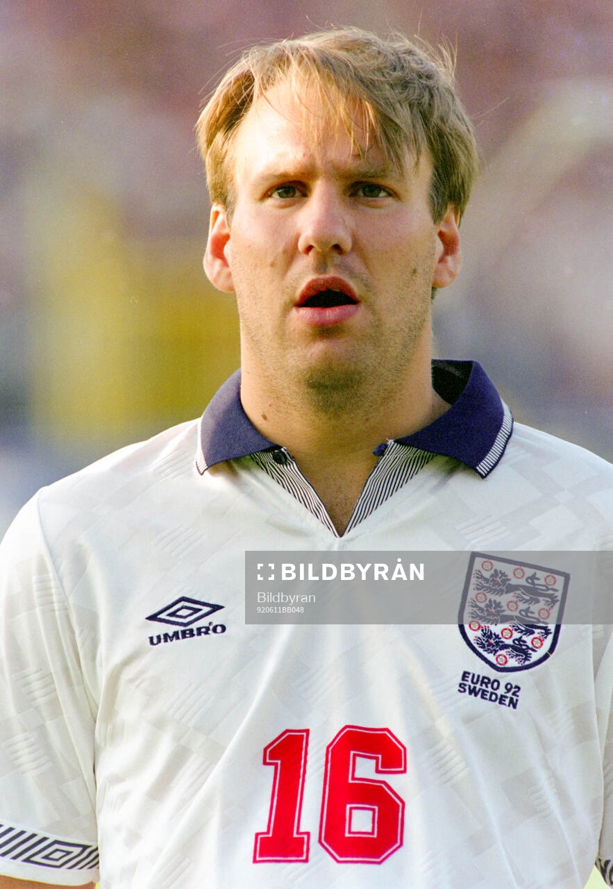 Englands Paul Merson singing the national anthem