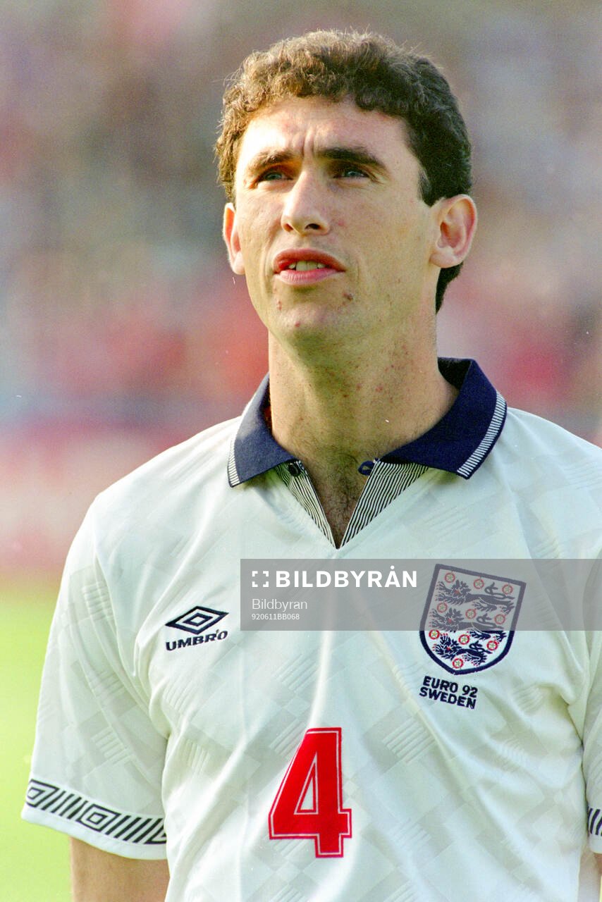 Englands Martin Keown singing the national anthem