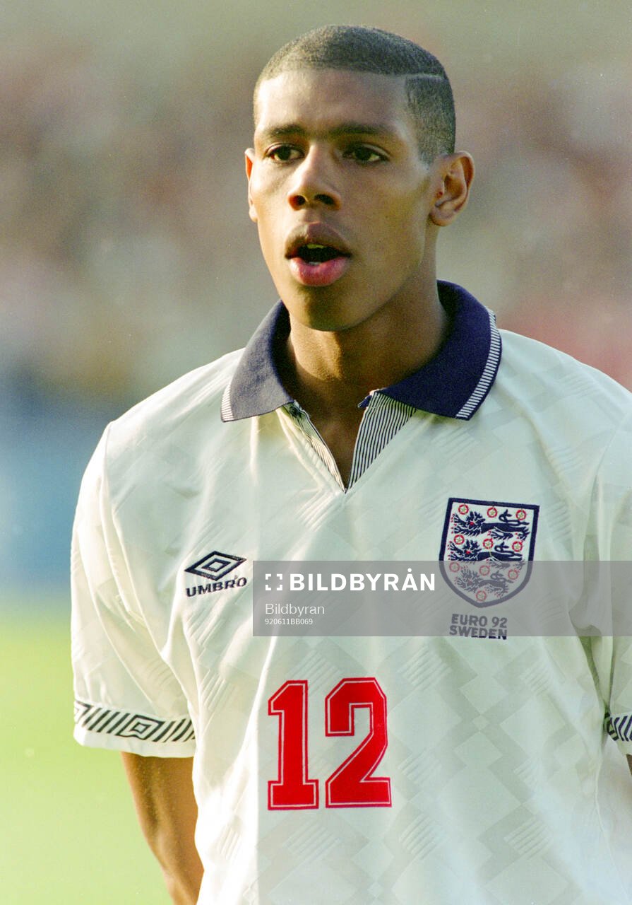 Englands Carlton Palmer singing the national anthem