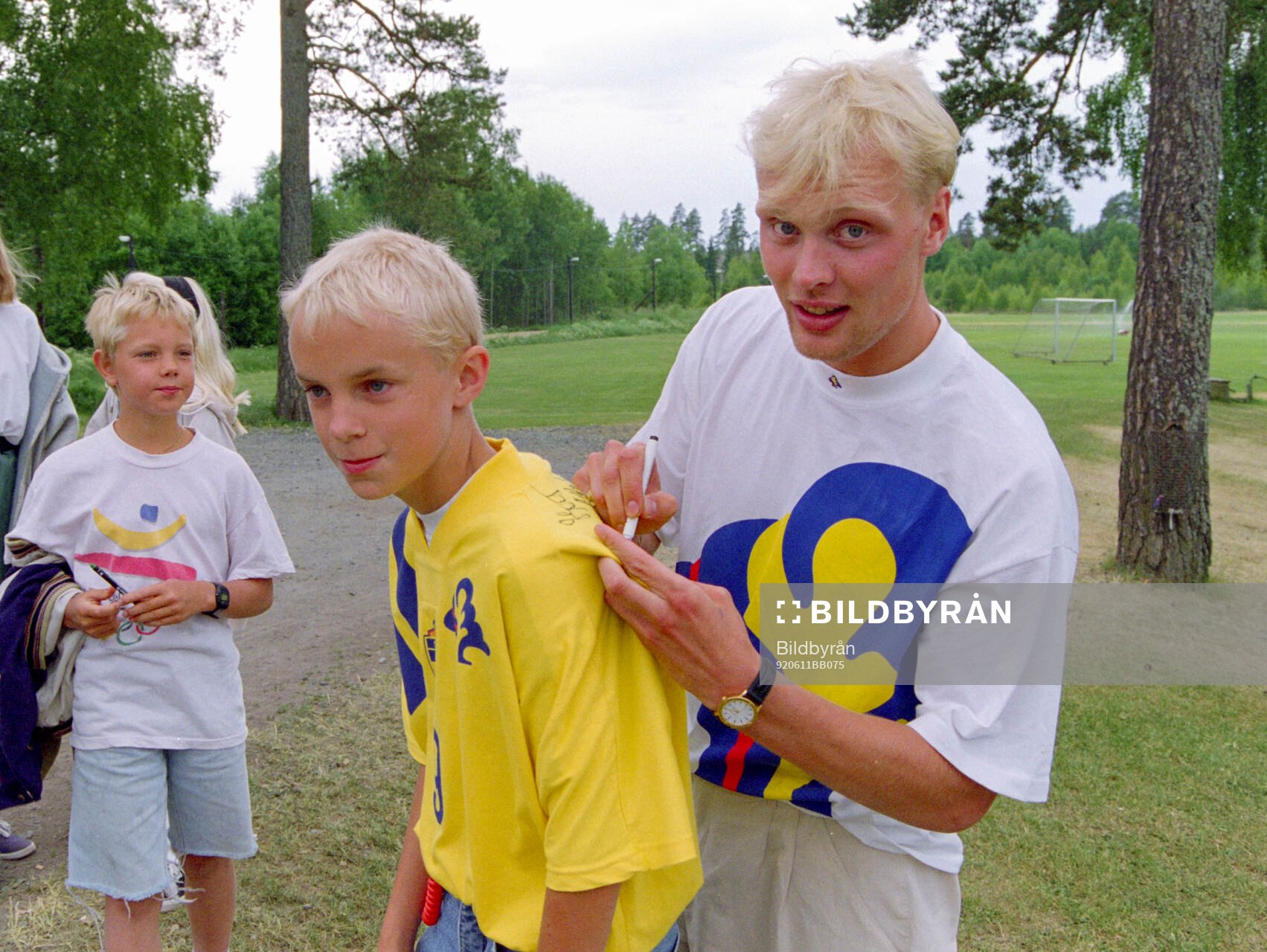 Swedens Klas Ingesson writes autographs to young fans at