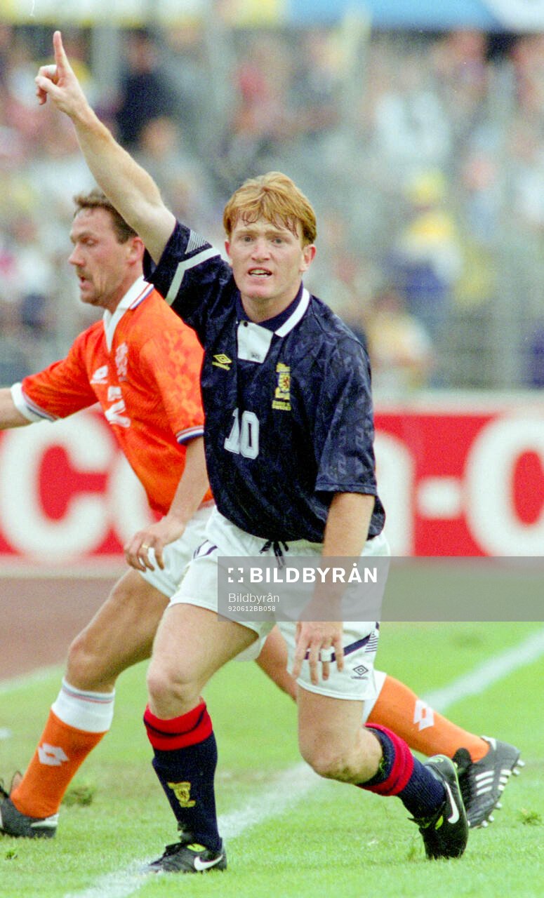 Football, Uefa EURO 1992, Group 2, Netherlands - Scotland