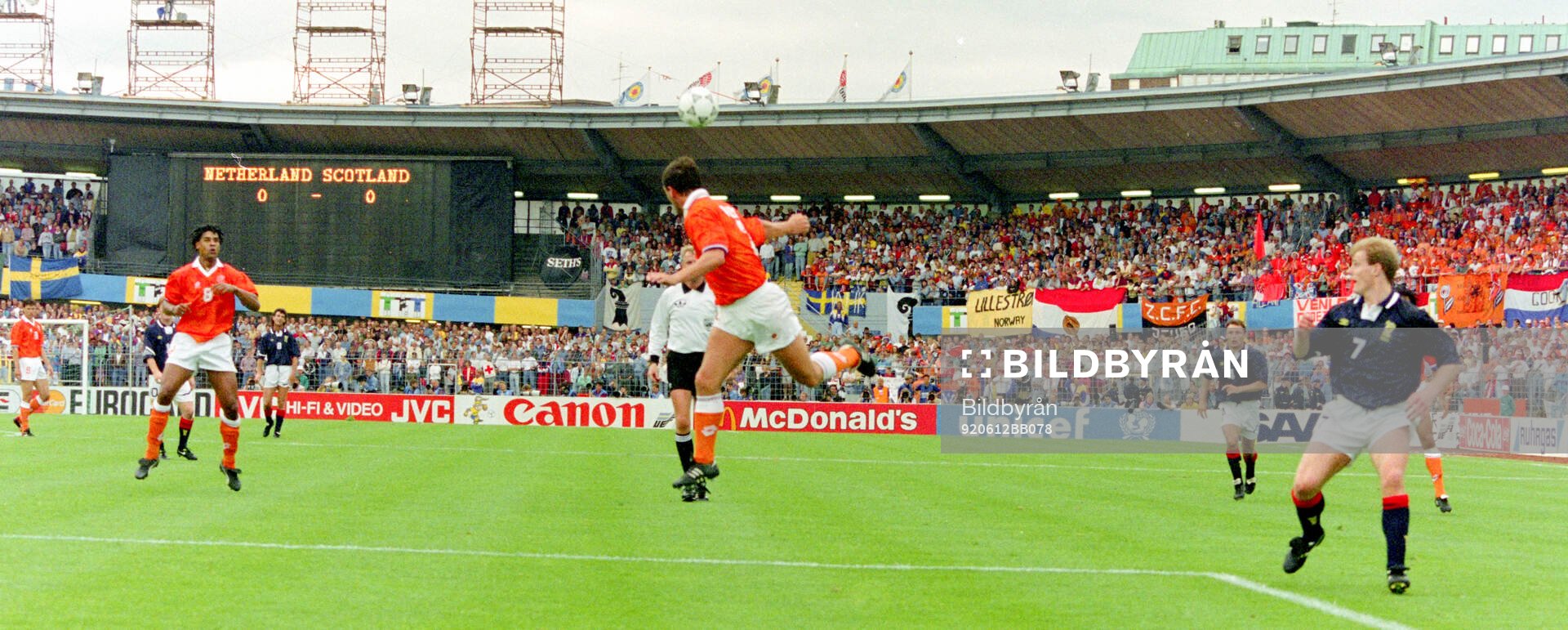 Football, Uefa EURO 1992, Group 2, Netherlands - Scotland