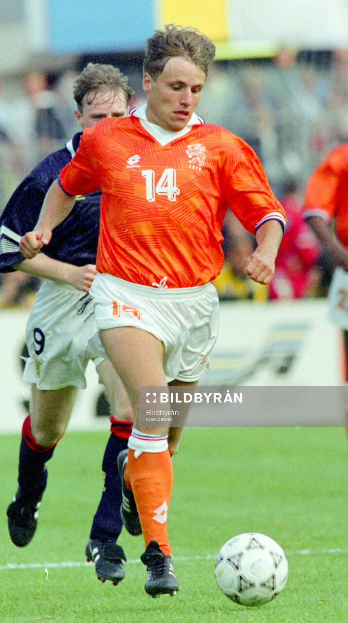 Football, Uefa EURO 1992, Group 2, Netherlands - Scotland