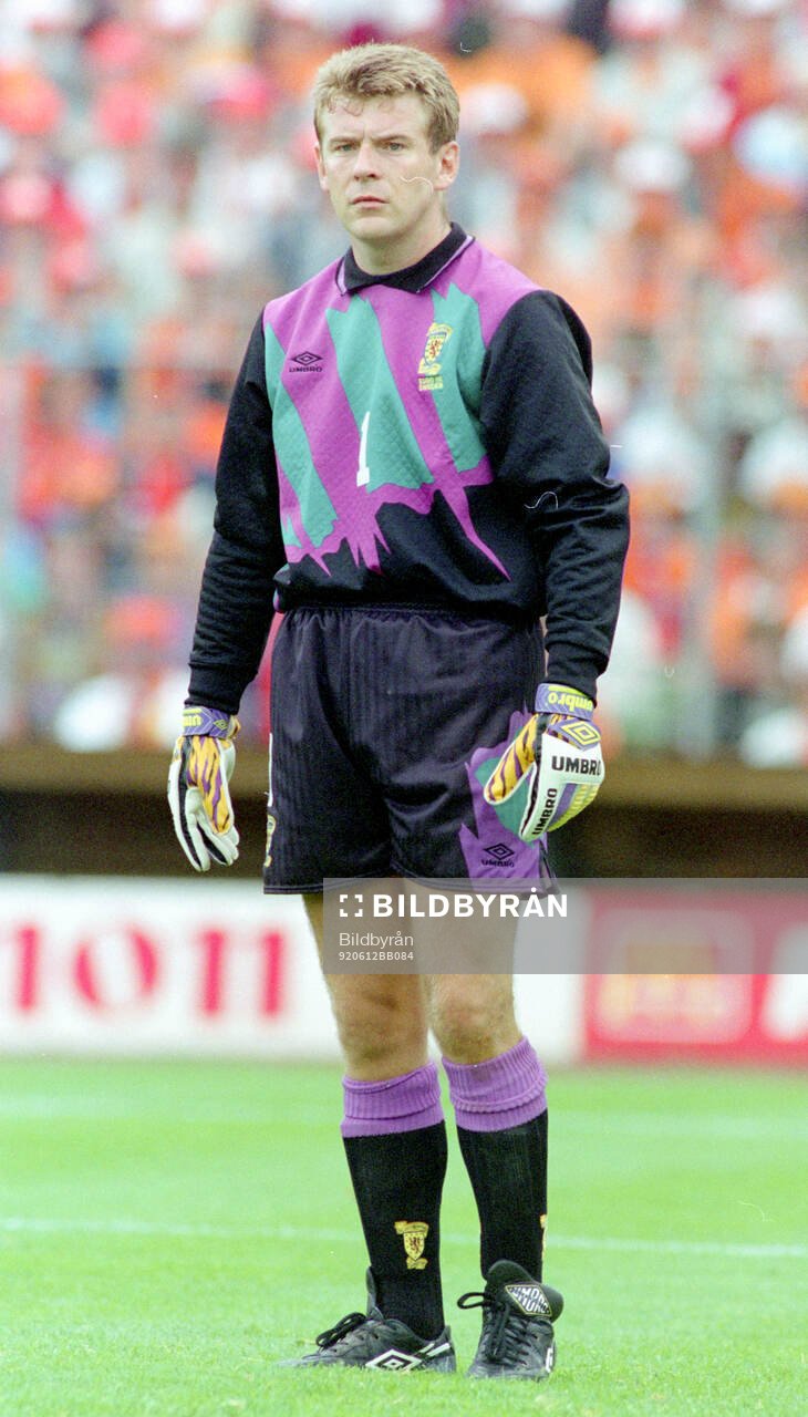 Football, Uefa EURO 1992, Group 2, Netherlands - Scotland