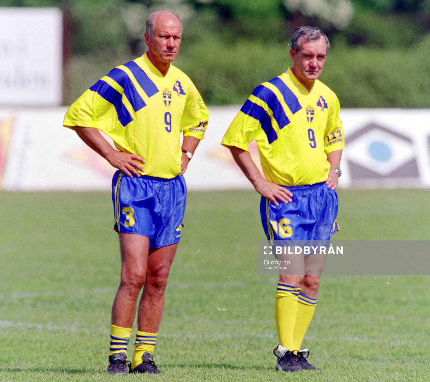Swedens manager Tommy Svensson (L) with assistant coach