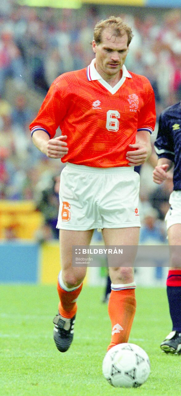 Football, Uefa EURO 1992, Group 2, Netherlands - Scotland