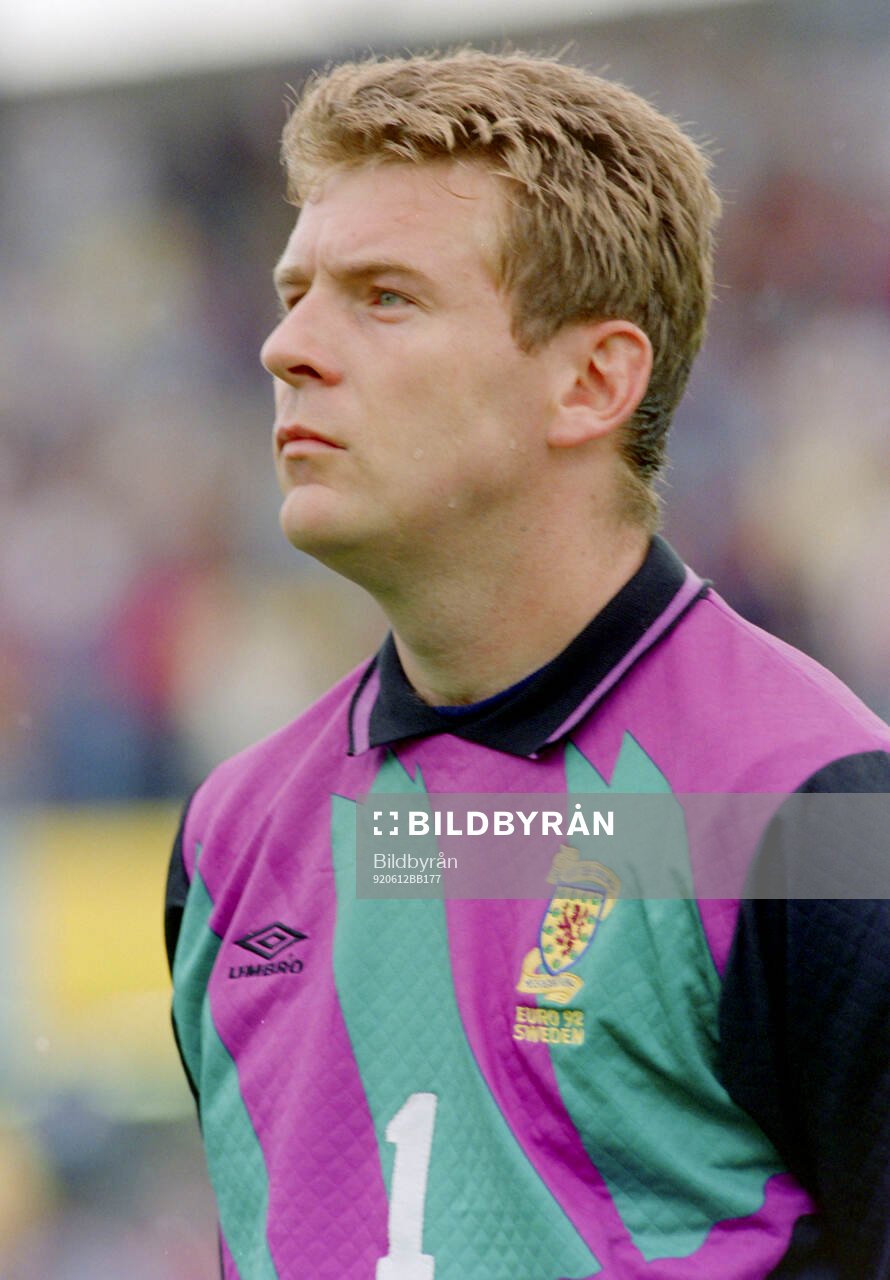 Football, Uefa EURO 1992, Group 2, Netherlands - Scotland
