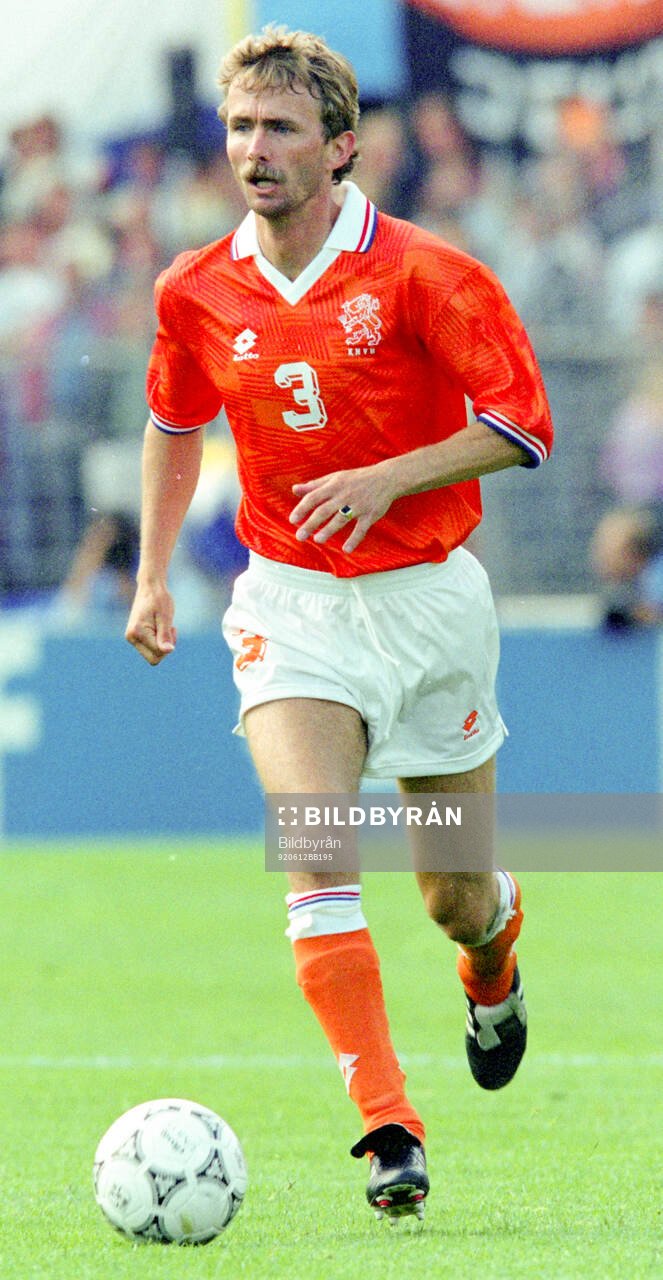 Football, Uefa EURO 1992, Group 2, Netherlands - Scotland