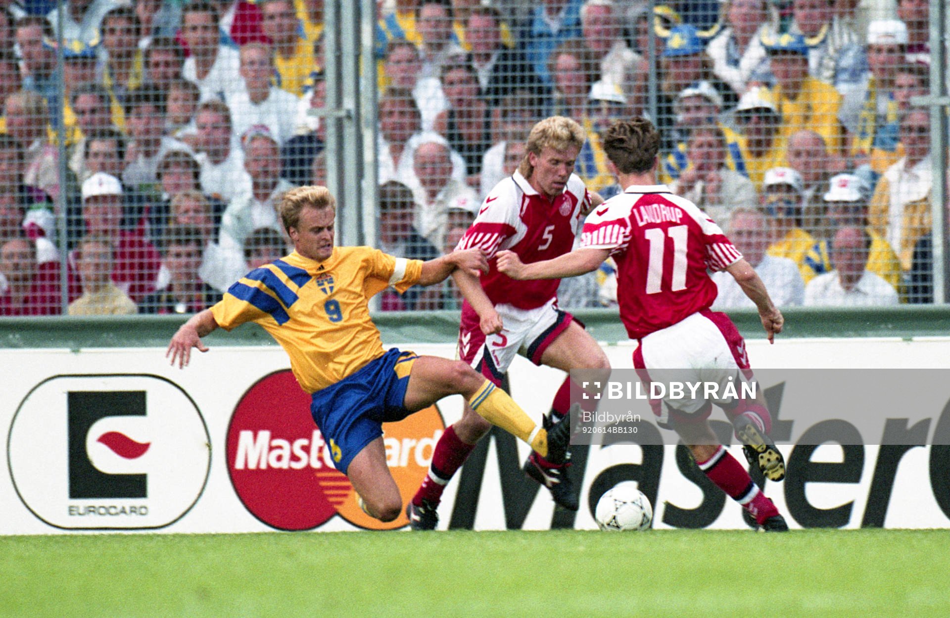 Jonas Thern, Sverige försöker ta bollen ifrån Brian