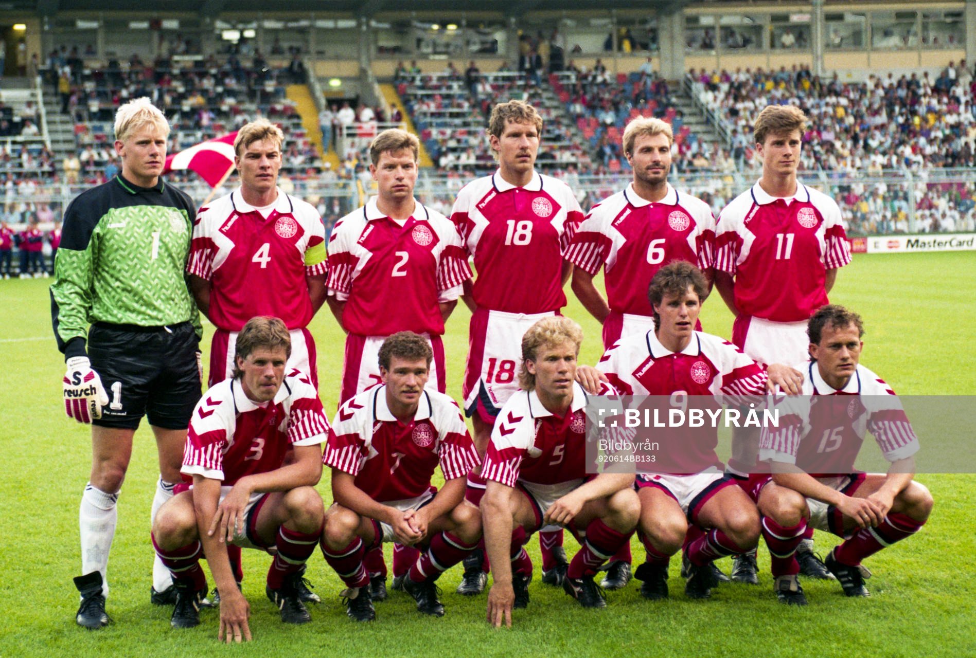  Bakre raden fr. v Peter Schmeichel, målvakt, Lars Olsen, John Sivebaek, Kim Vilfort, Kim Christofte, Brian Laudrup. Främre raden fr. v Kent Nielsen, John Faxe Jensen, Henrik Andersen, Flemming Povlsen, Bent Christensen, Danmark. 