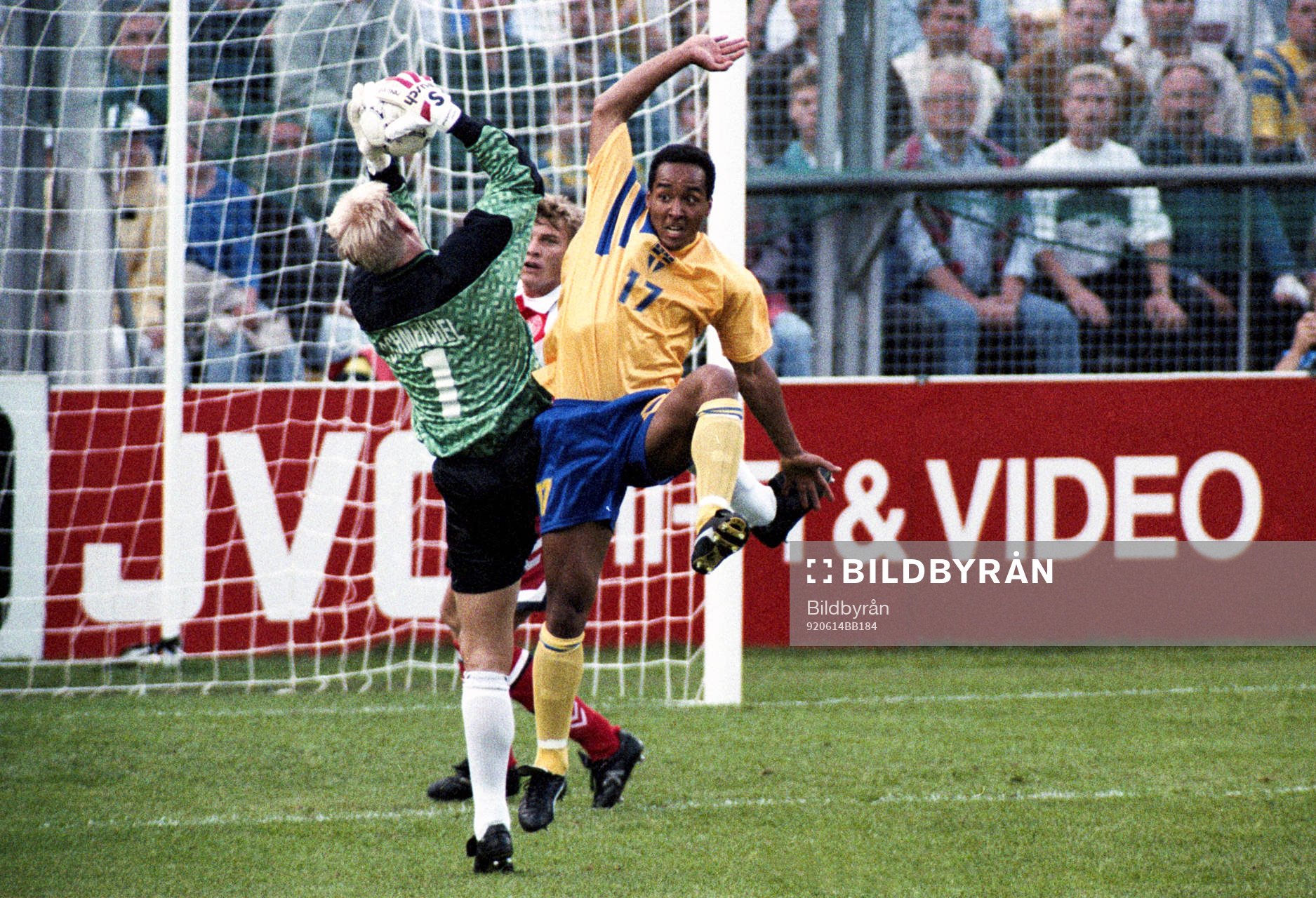  Martin Dahlin, Sverige i närkamp med danmarks målvakt Peter Schmeichel.